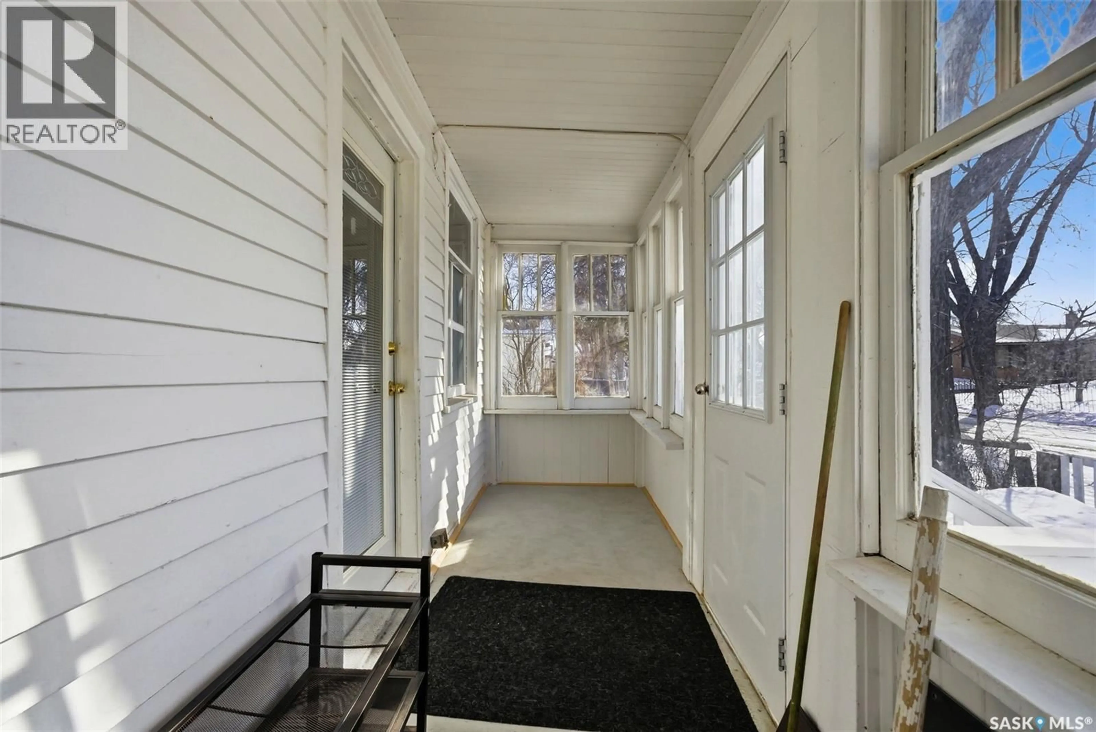 Indoor entryway for 1905 TORONTO STREET, Regina Saskatchewan S4P1M9