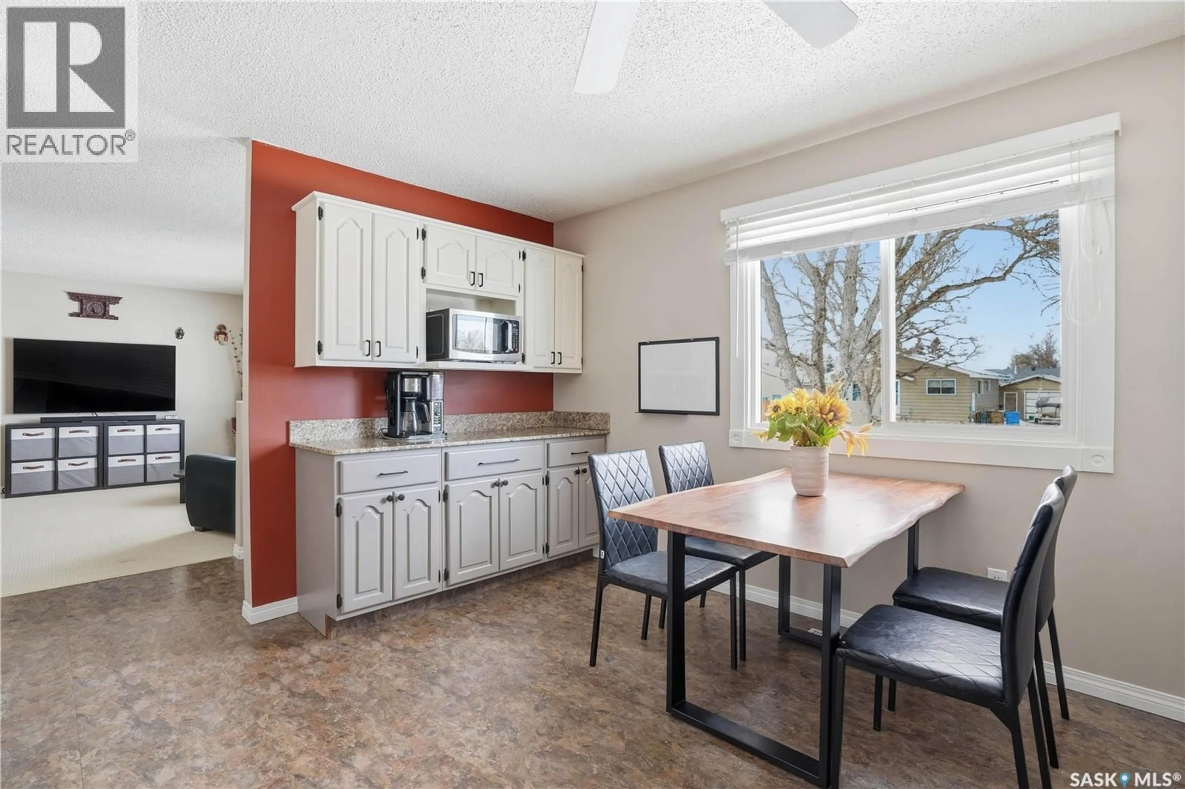Open concept kitchen, unknown for 39 PAYNTER CRESCENT, Regina Saskatchewan S4X1H5