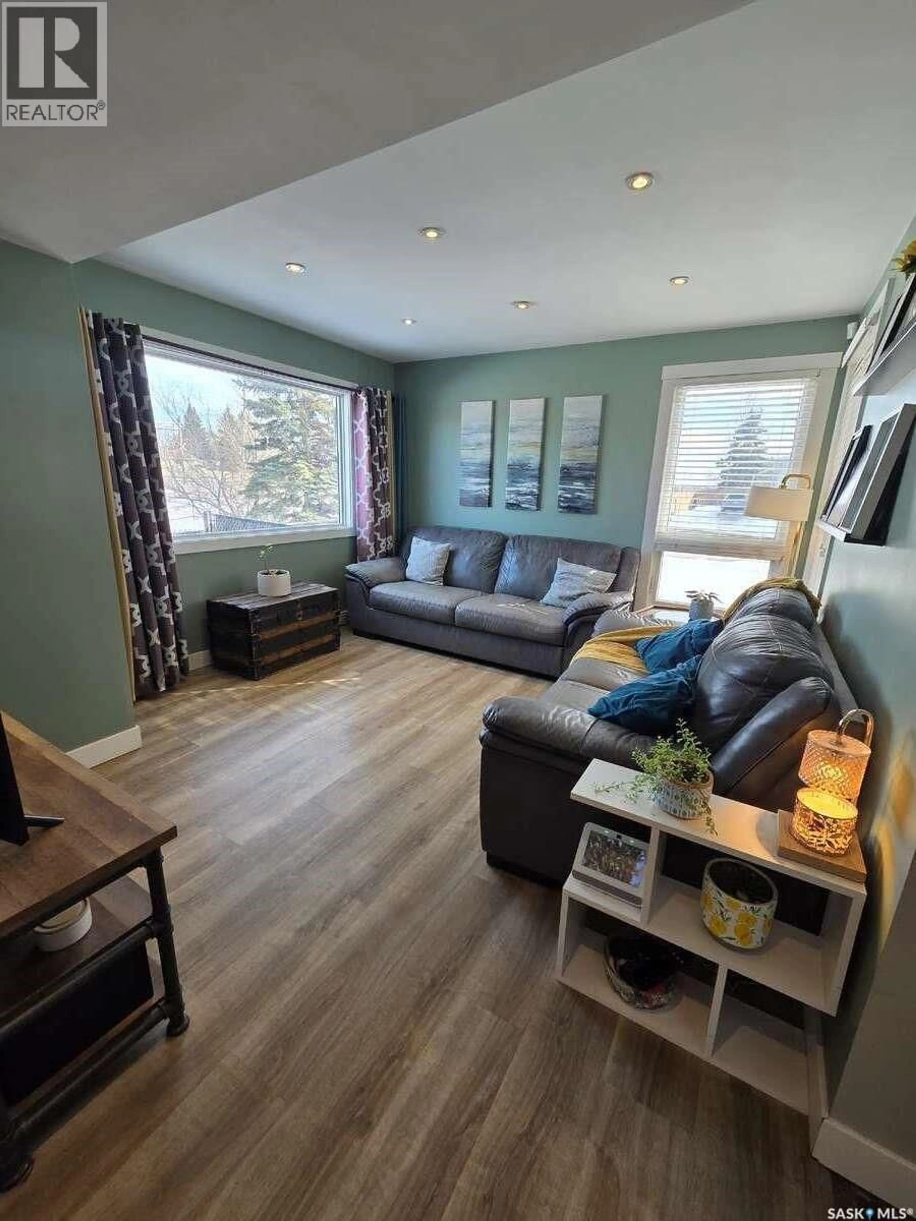 Living room with furniture, wood/laminate floor for 674 RINK AVENUE, Regina Saskatchewan S4X1V7