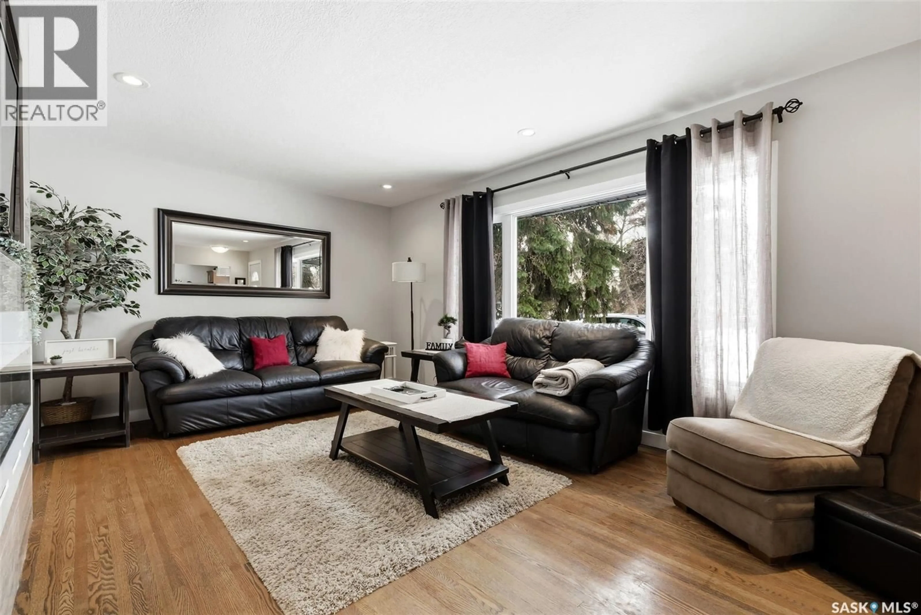 Living room with furniture, unknown for 25 CHINOOK ROAD, Regina Saskatchewan S4S5C3