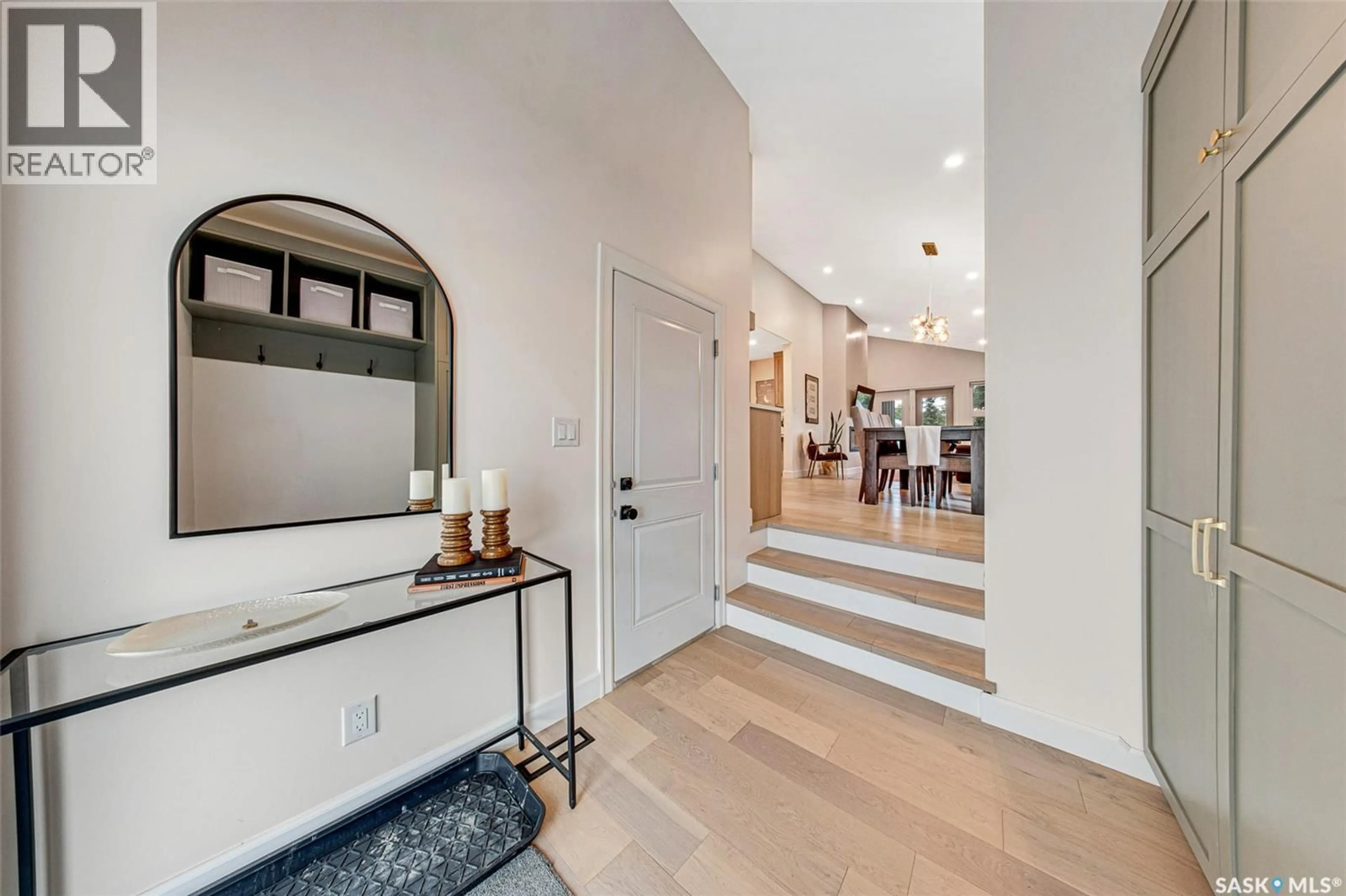 Indoor entryway for 1138 P AVENUE, Saskatoon Saskatchewan S7M2X7