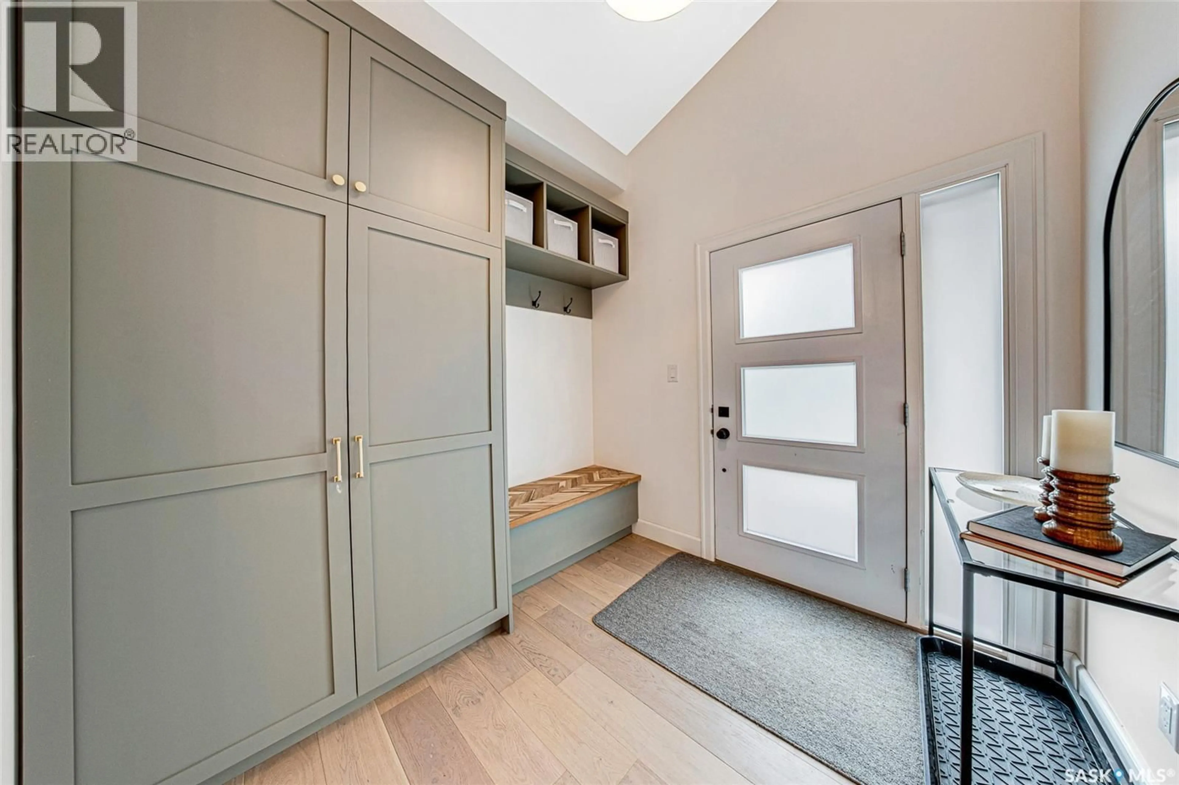 Indoor entryway for 1138 P AVENUE, Saskatoon Saskatchewan S7M2X7