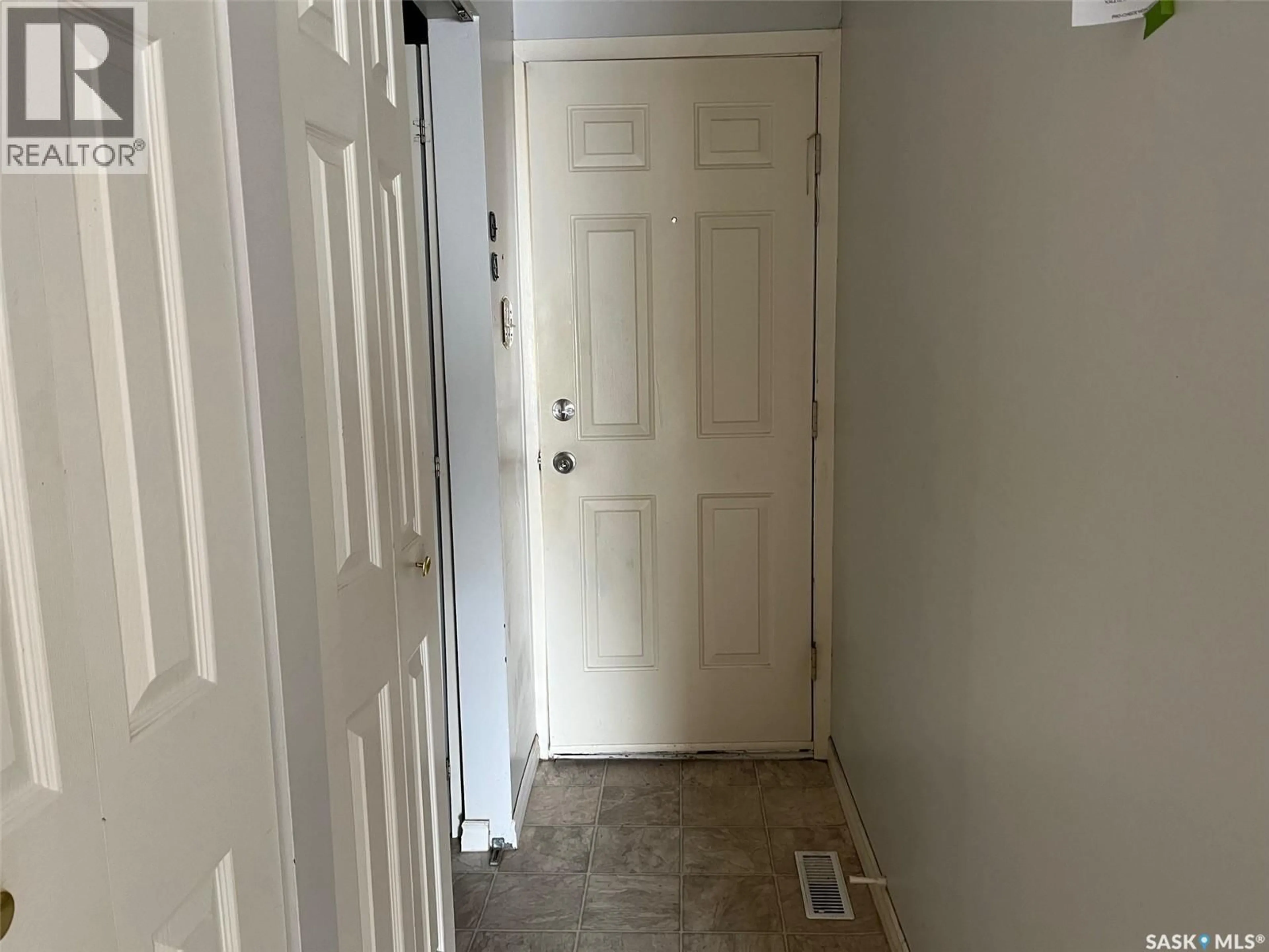 Indoor entryway for 67 KILLARNEY WAY, Regina Saskatchewan S4S6X8