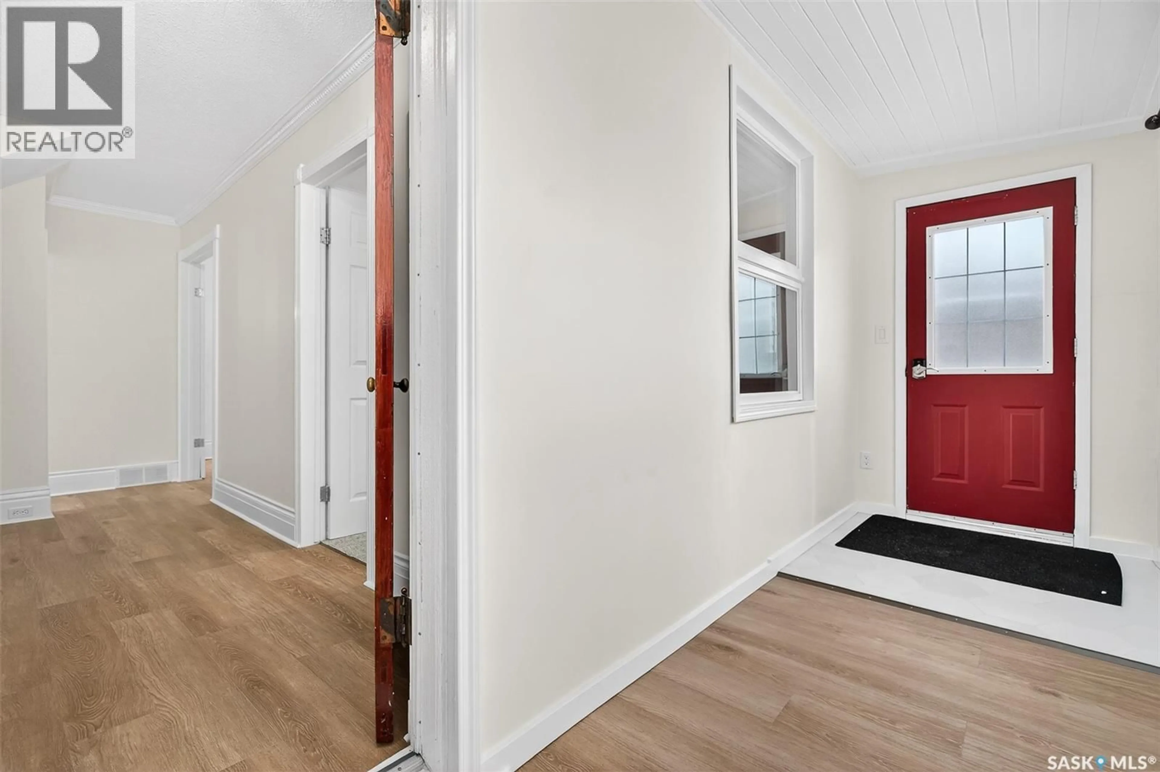 Indoor entryway for 408 DUFFIELD STREET, Moose Jaw Saskatchewan S6H5H8
