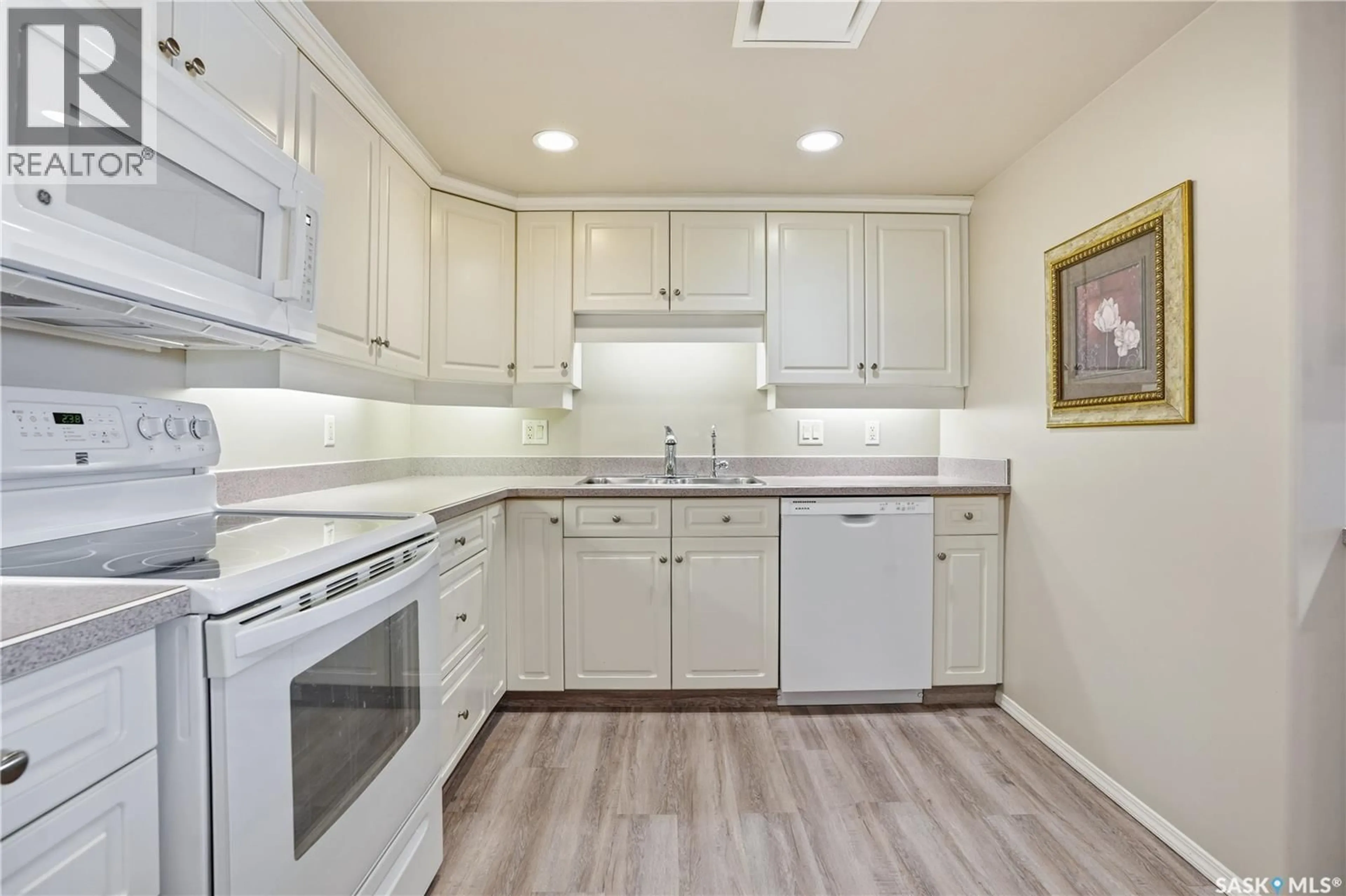 Standard kitchen, unknown for 244 3631 ALBERT STREET, Regina Saskatchewan S4S3P4