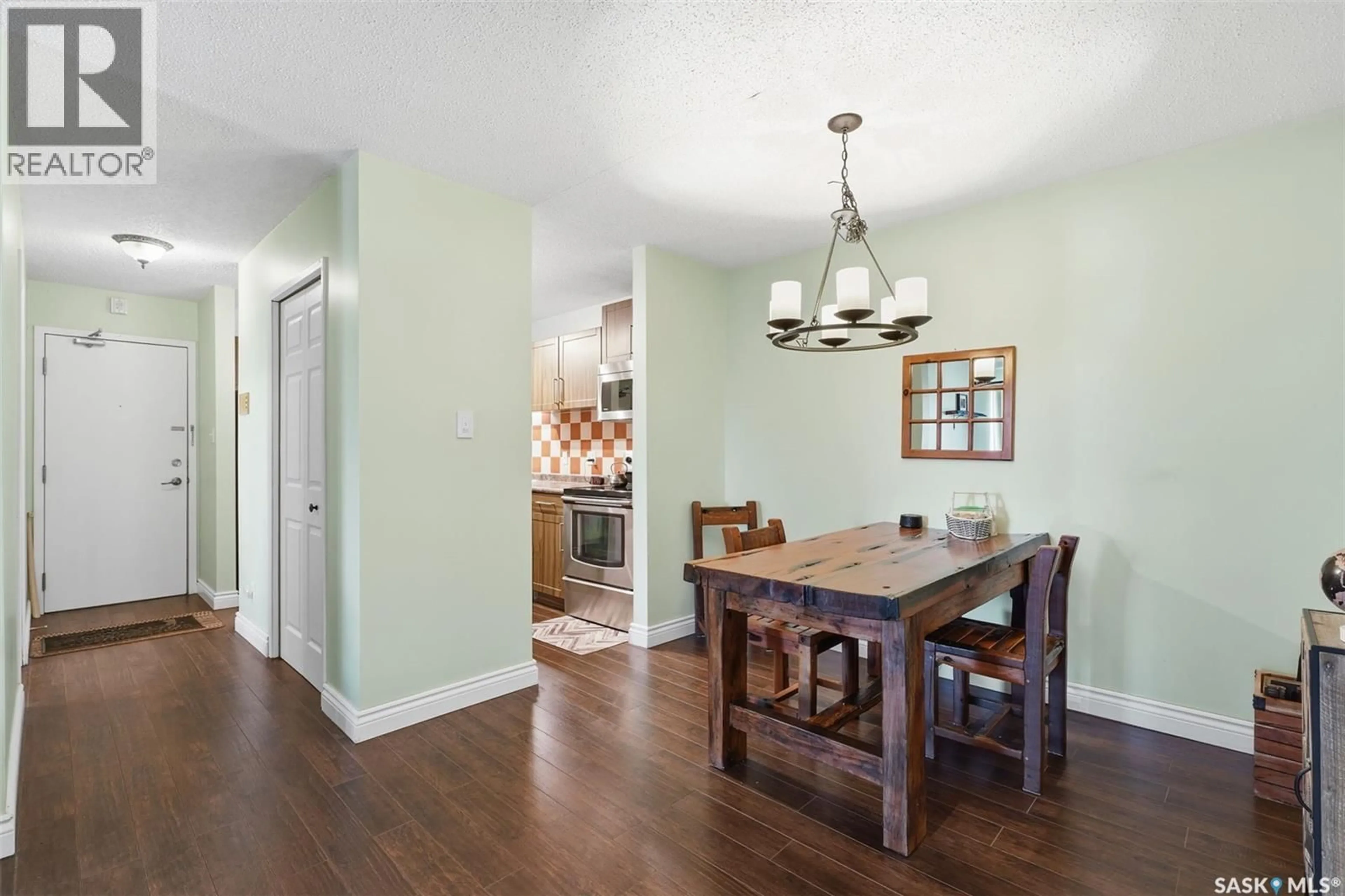 Dining room, wood/laminate floor for 385 - 303 KINGSMERE BOULEVARD, Saskatoon Saskatchewan S7J4J6
