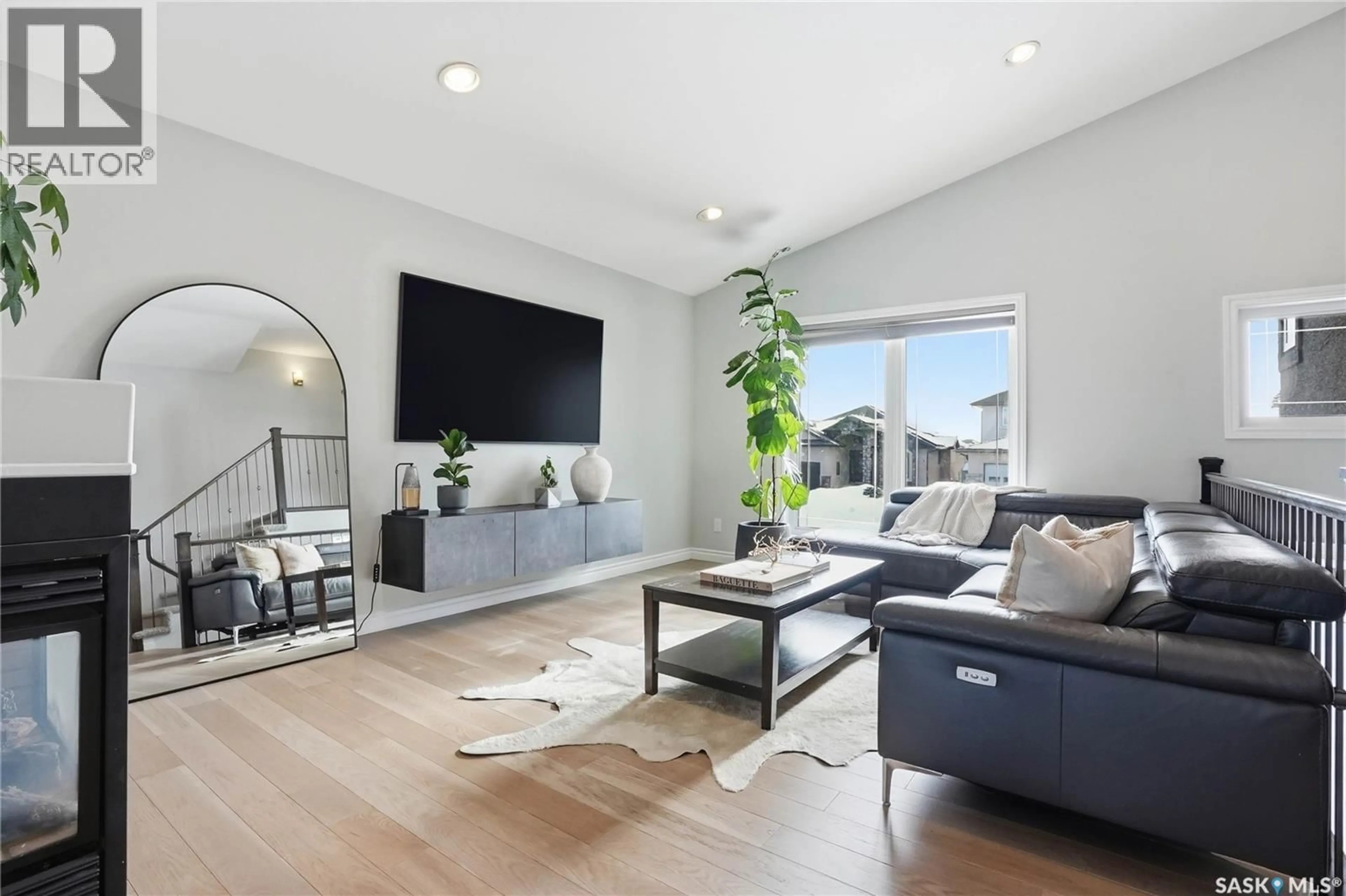 Living room with furniture, unknown for 271 WHALLEY CRESCENT, Saskatoon Saskatchewan S7T0E6