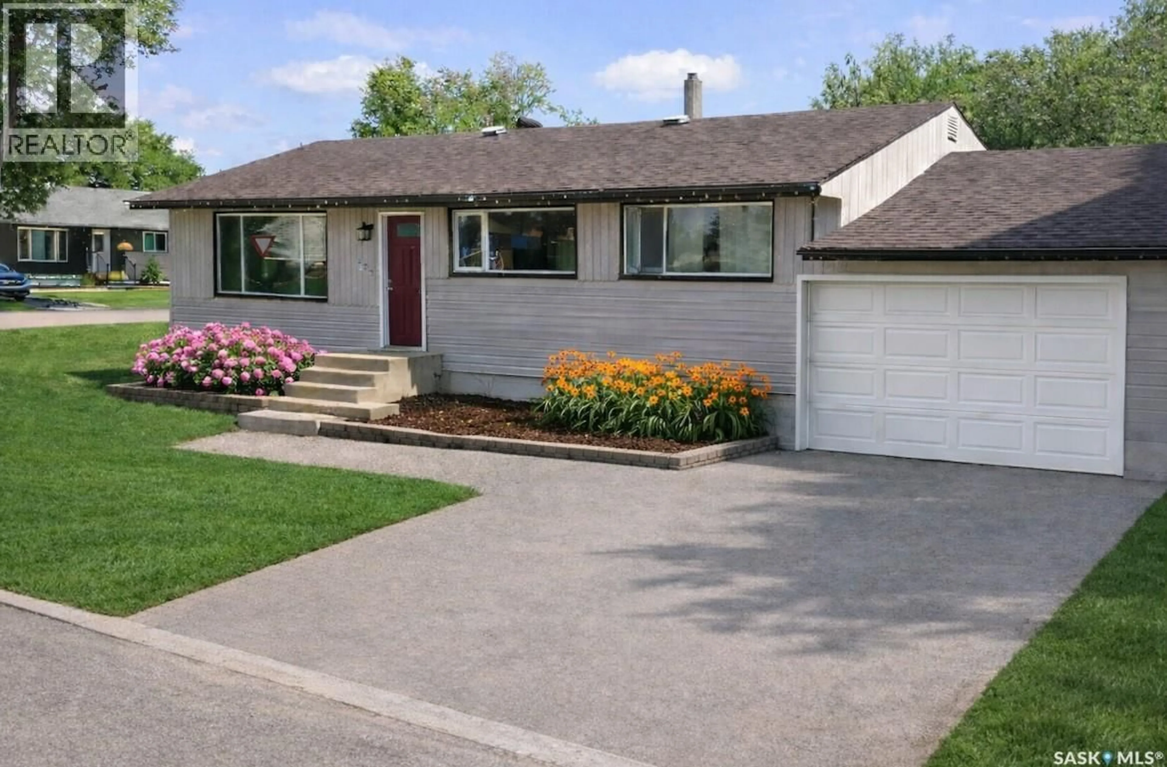 Home with vinyl exterior material, street for 375 9TH AVENUE, Melville Saskatchewan S0A2P0