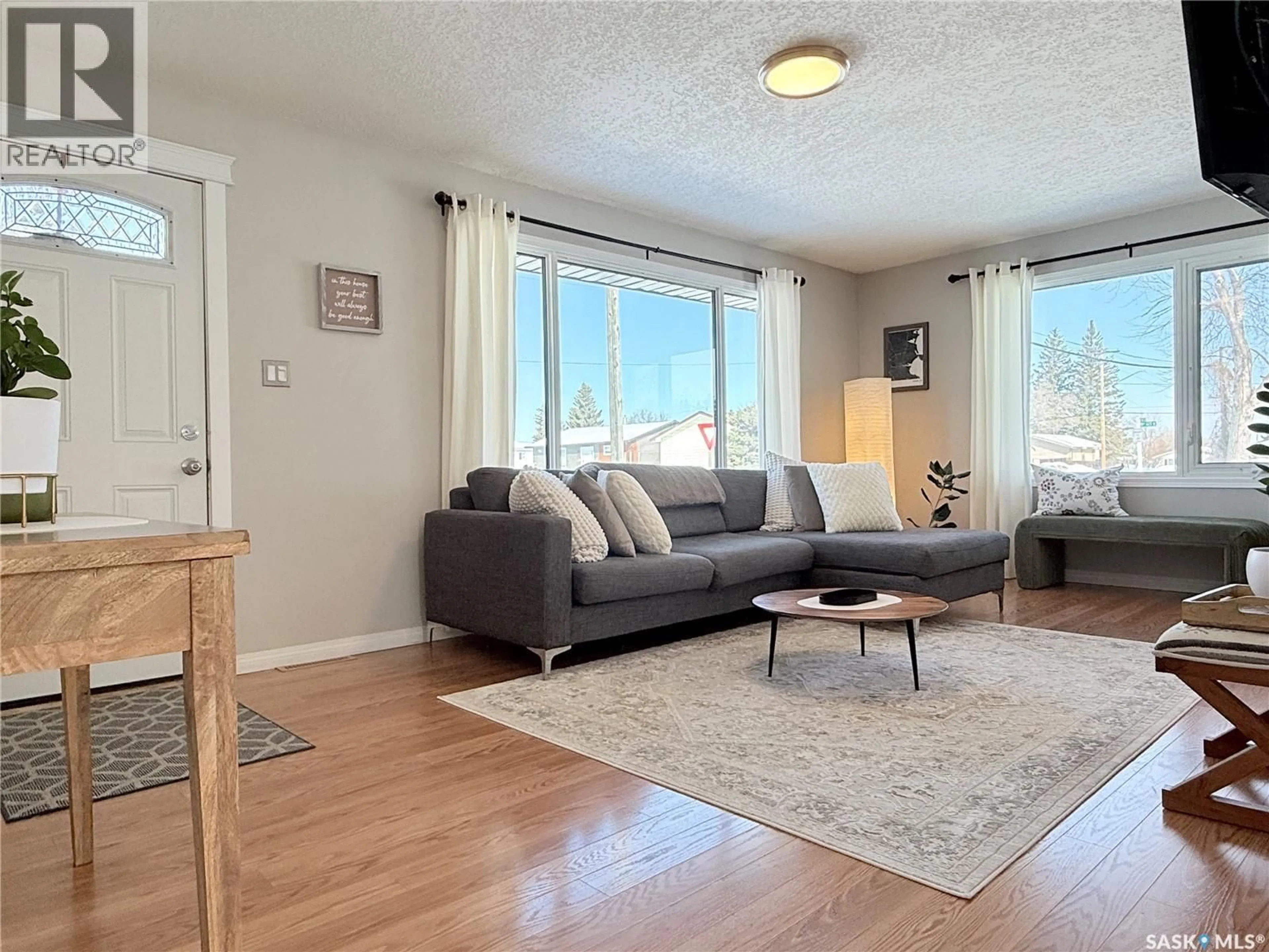 Living room with furniture, wood/laminate floor for 375 9TH AVENUE, Melville Saskatchewan S0A2P0