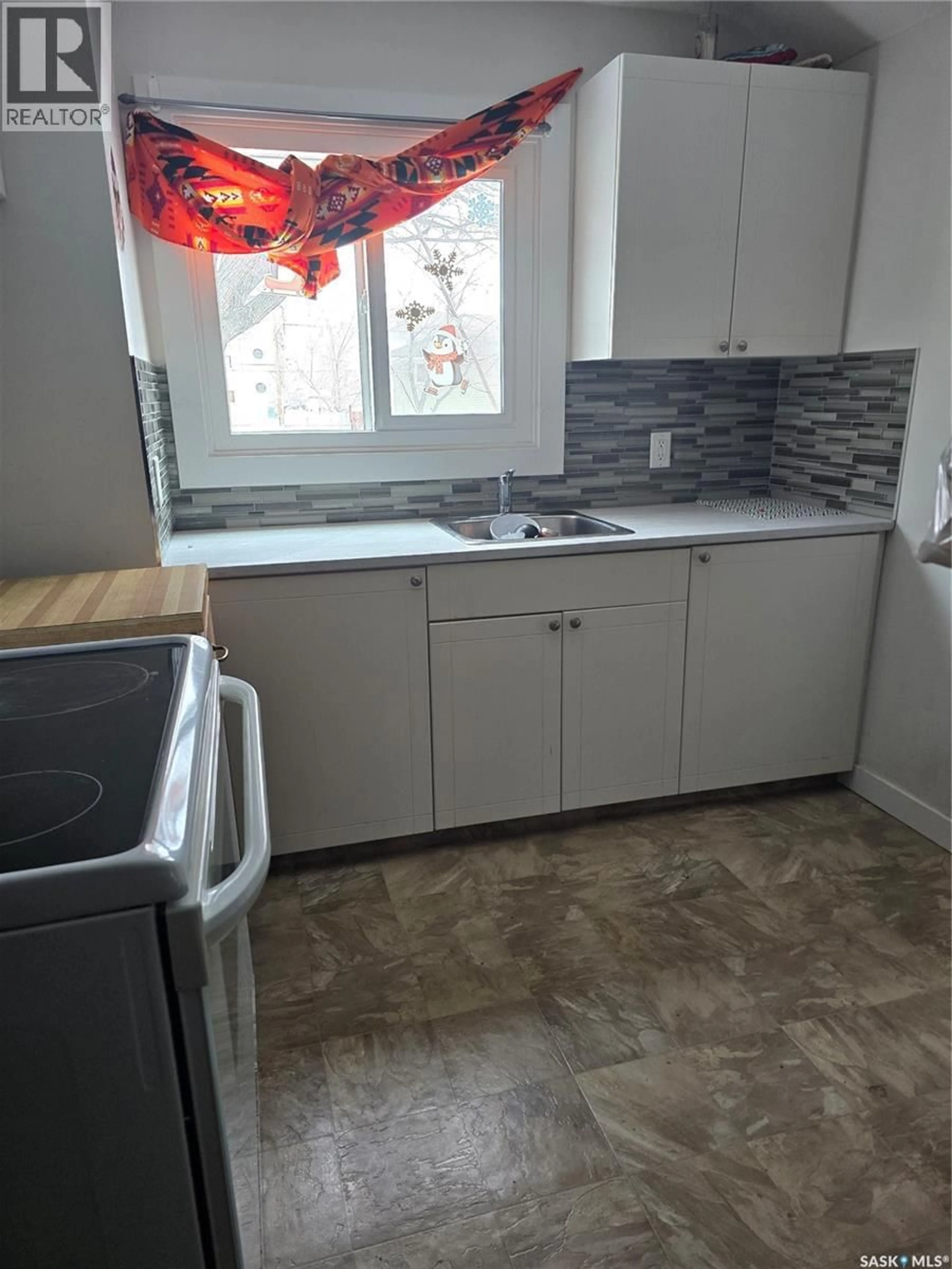 Standard kitchen, unknown for 125 S AVENUE S, Saskatoon Saskatchewan S7M2Z7