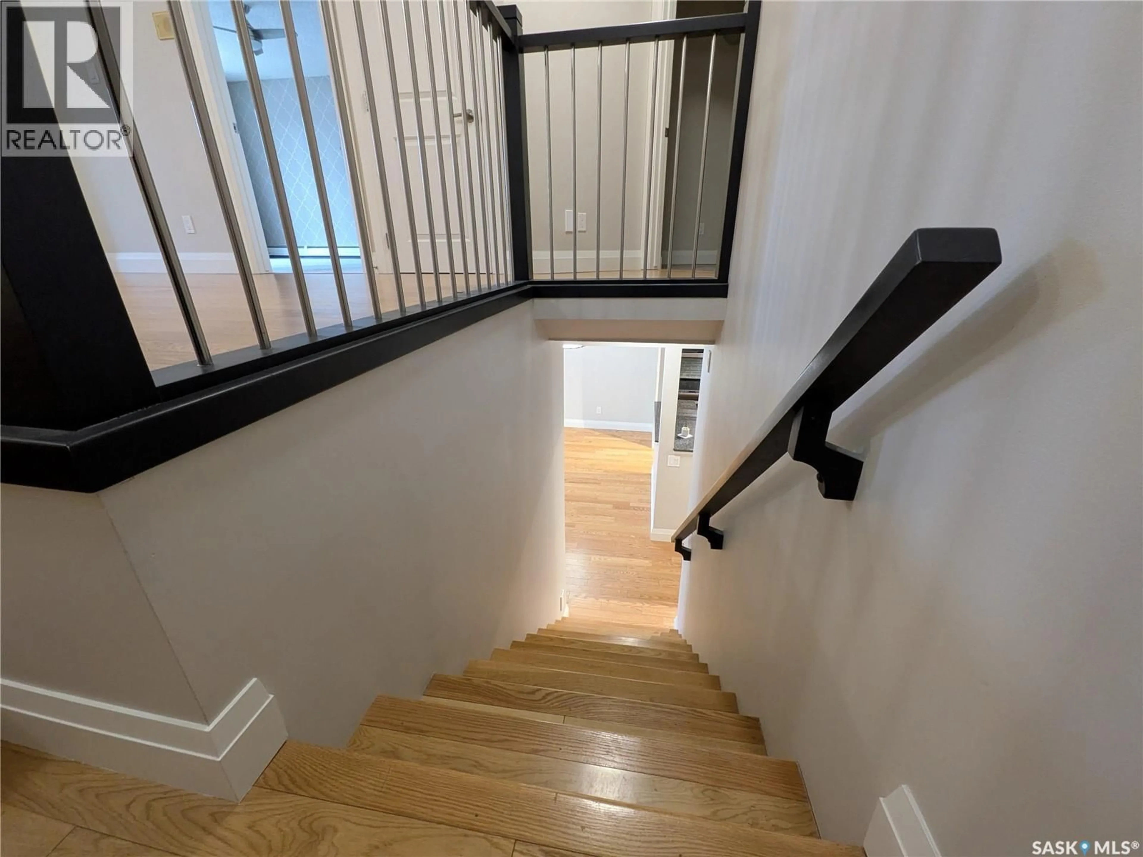 Stairs for 204 - 921 MAIN STREET E, Saskatoon Saskatchewan S7H0K5