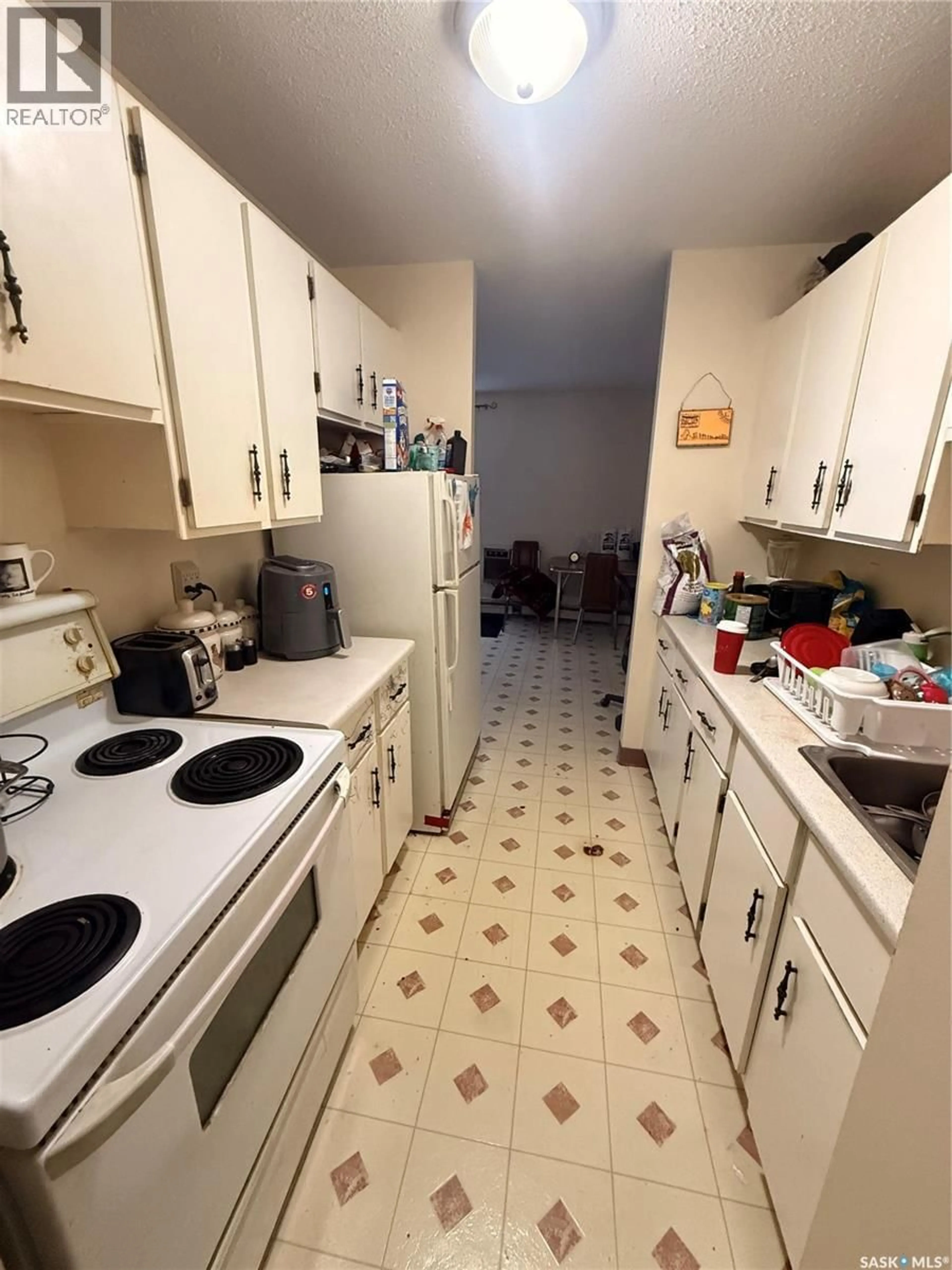 Standard kitchen, unknown for 47 - 24 CENTENNIAL STREET, Regina Saskatchewan S4S6P8