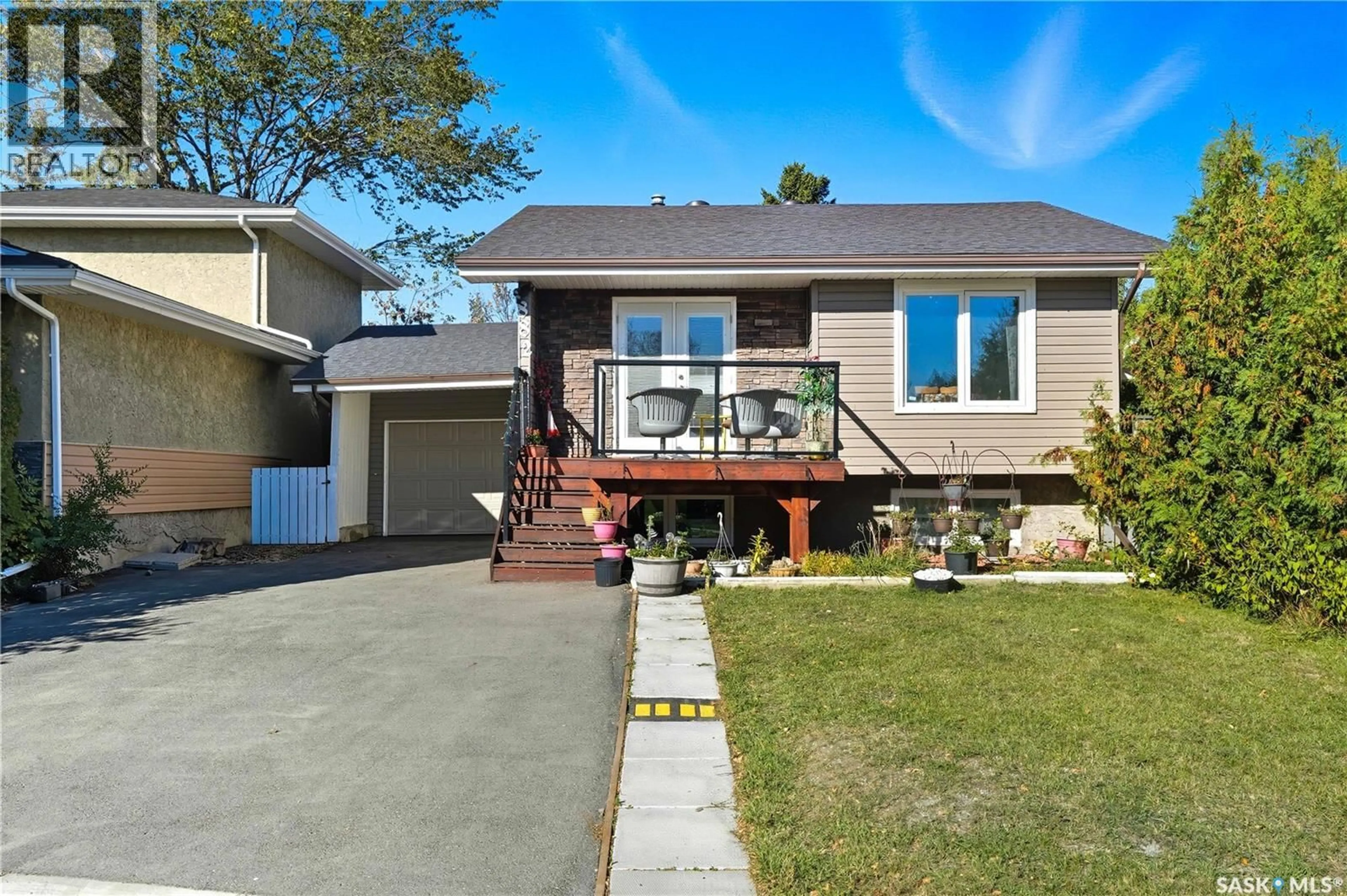 Home with vinyl exterior material, street for 882 SAMUELS CRESCENT, Regina Saskatchewan S4X2A5