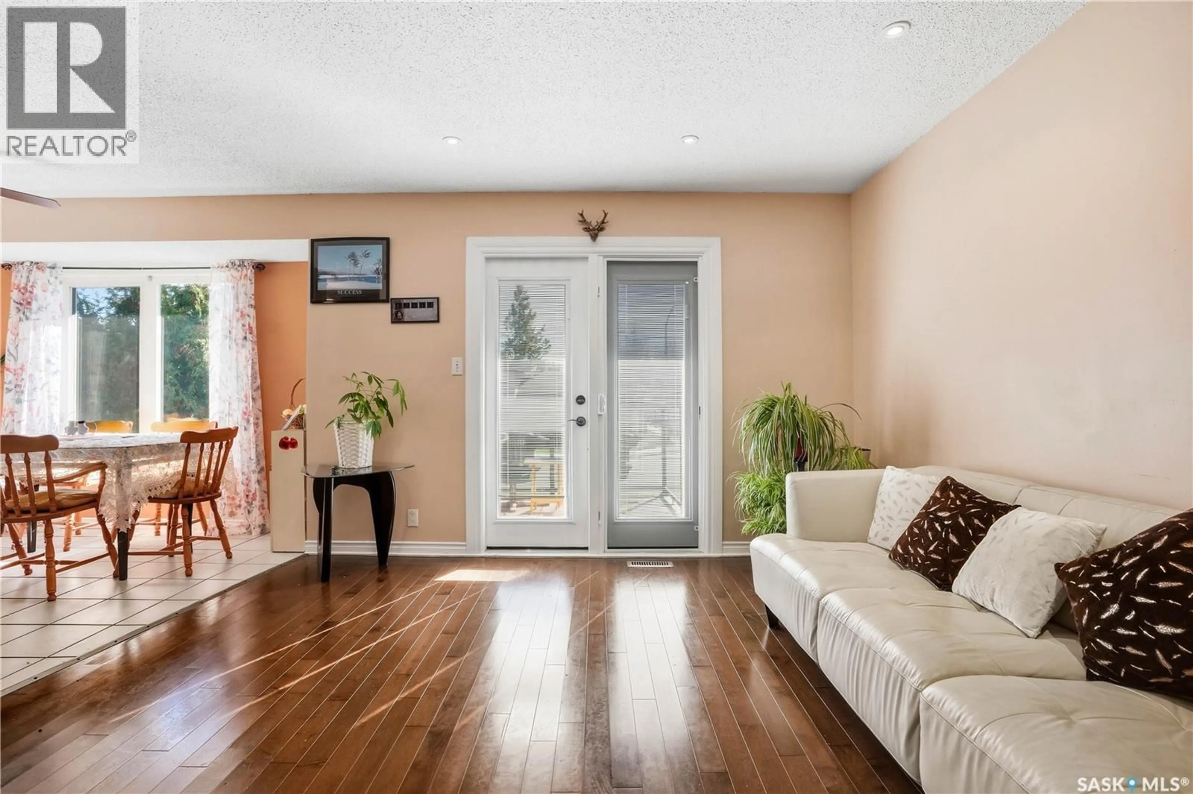 Indoor entryway for 882 SAMUELS CRESCENT, Regina Saskatchewan S4X2A5
