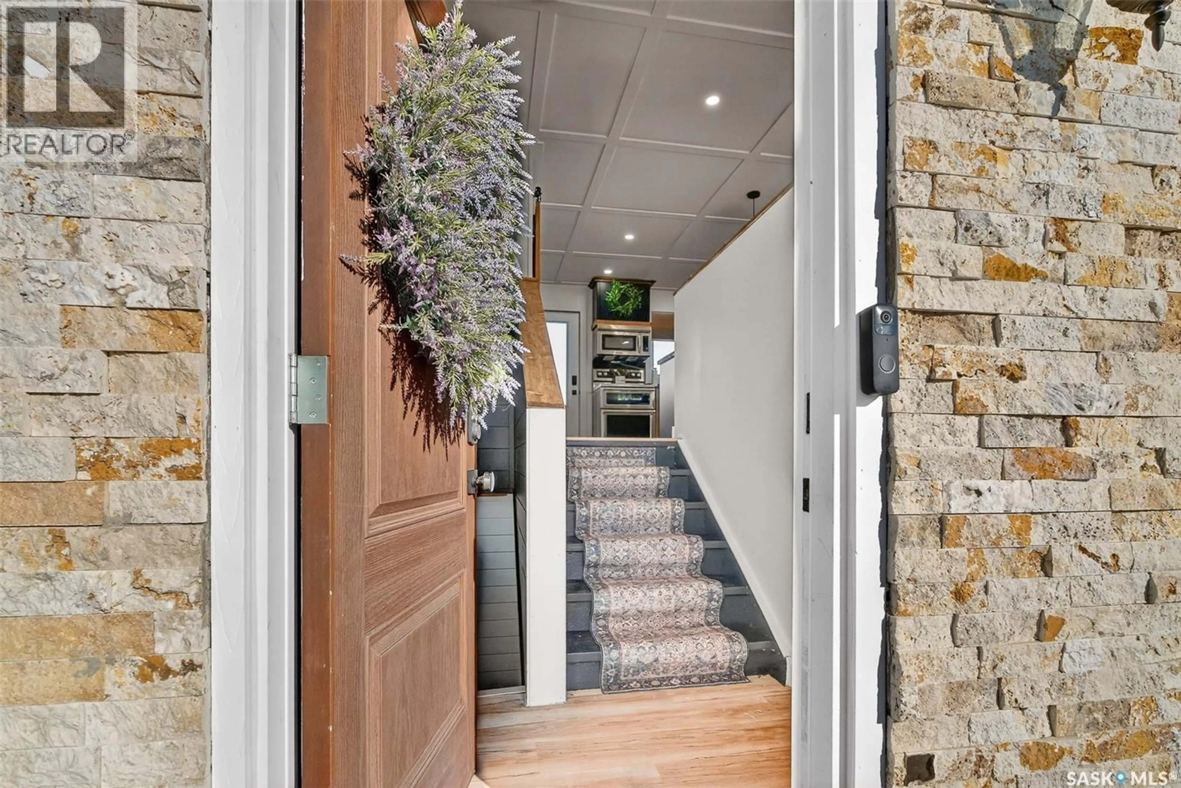 Indoor foyer for 10 EDELWEISS CRESCENT, Moose Jaw Saskatchewan S6J1E5