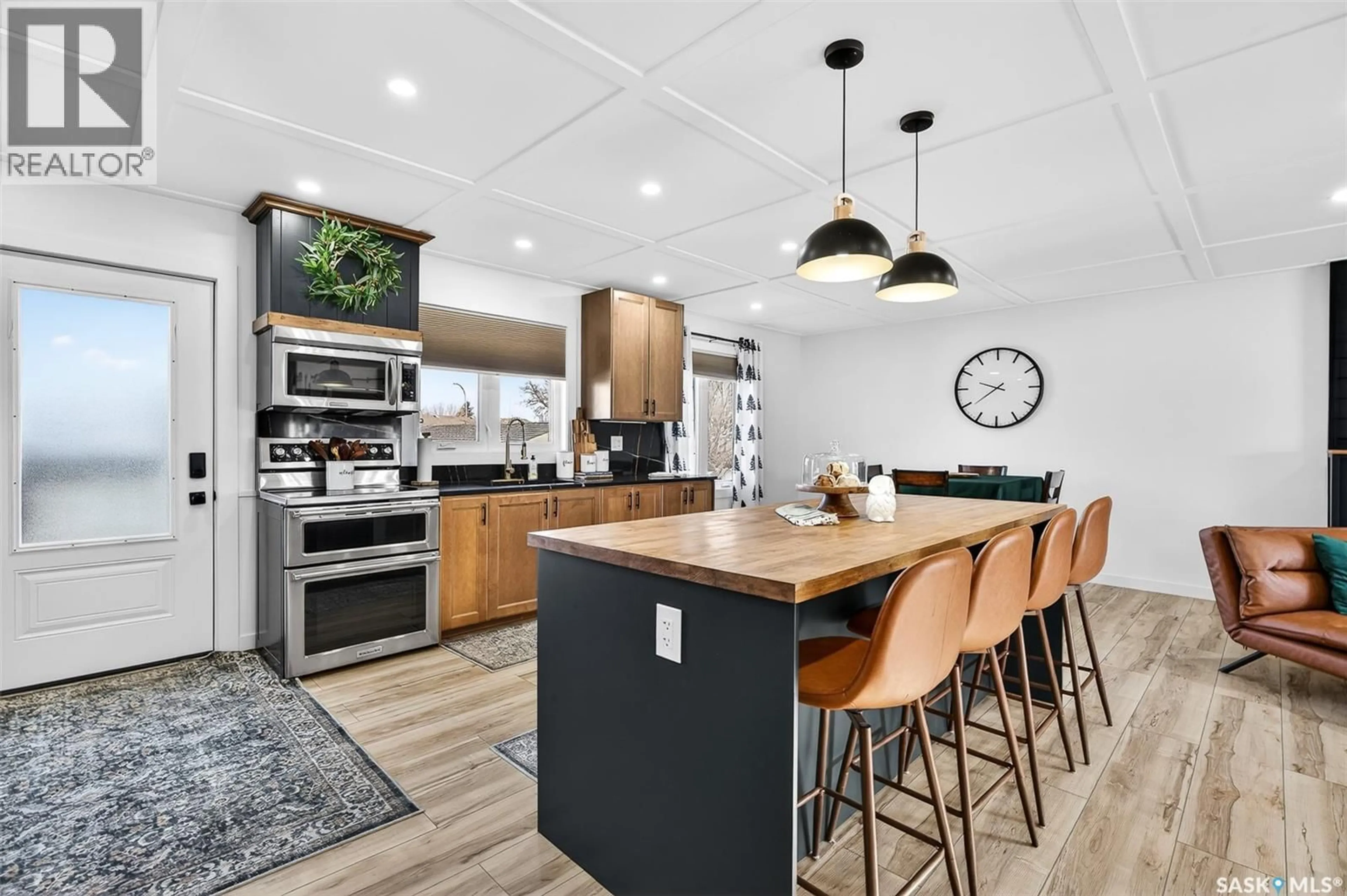 Open concept kitchen, unknown for 10 EDELWEISS CRESCENT, Moose Jaw Saskatchewan S6J1E5