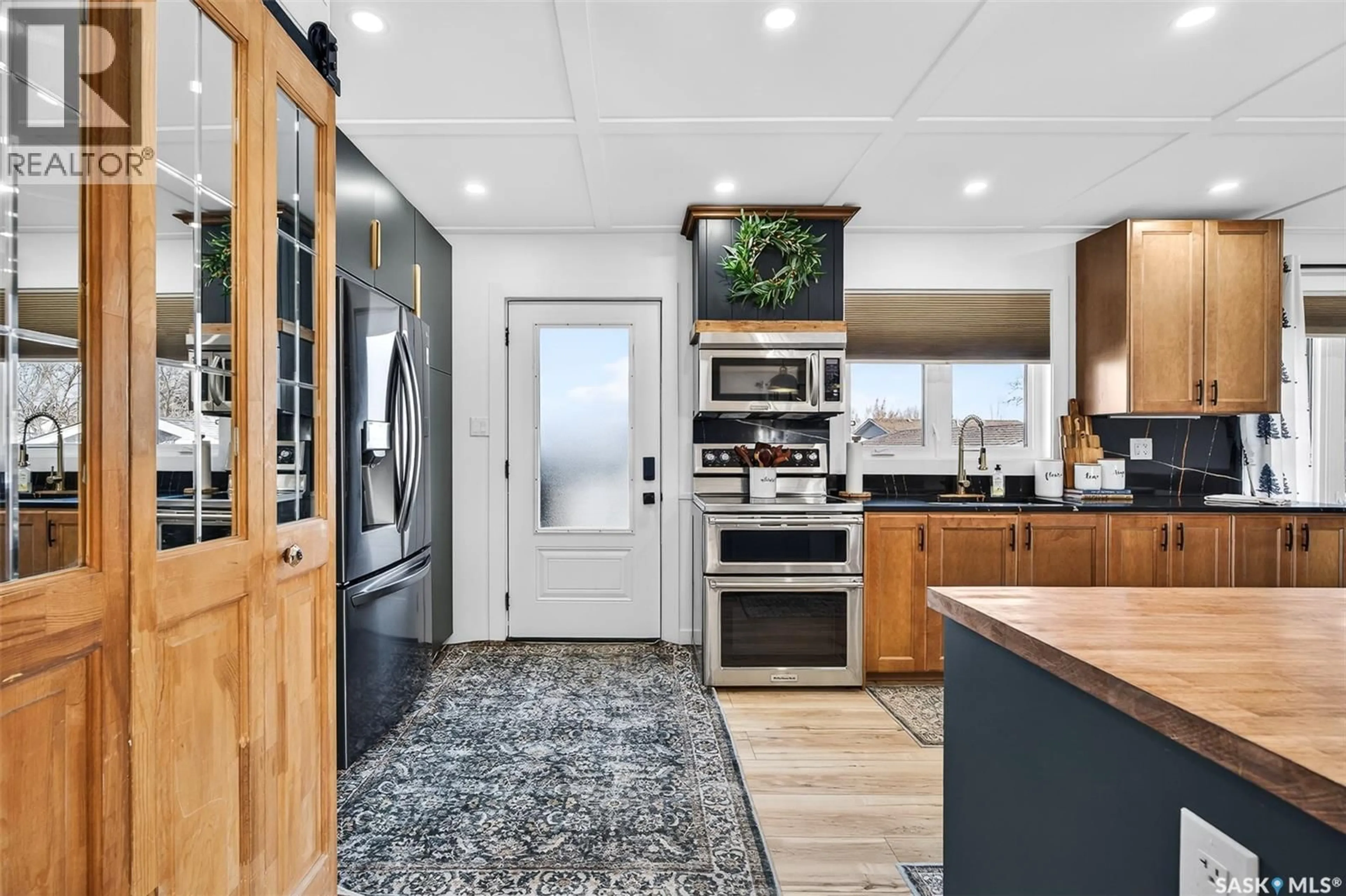 Open concept kitchen, unknown for 10 EDELWEISS CRESCENT, Moose Jaw Saskatchewan S6J1E5