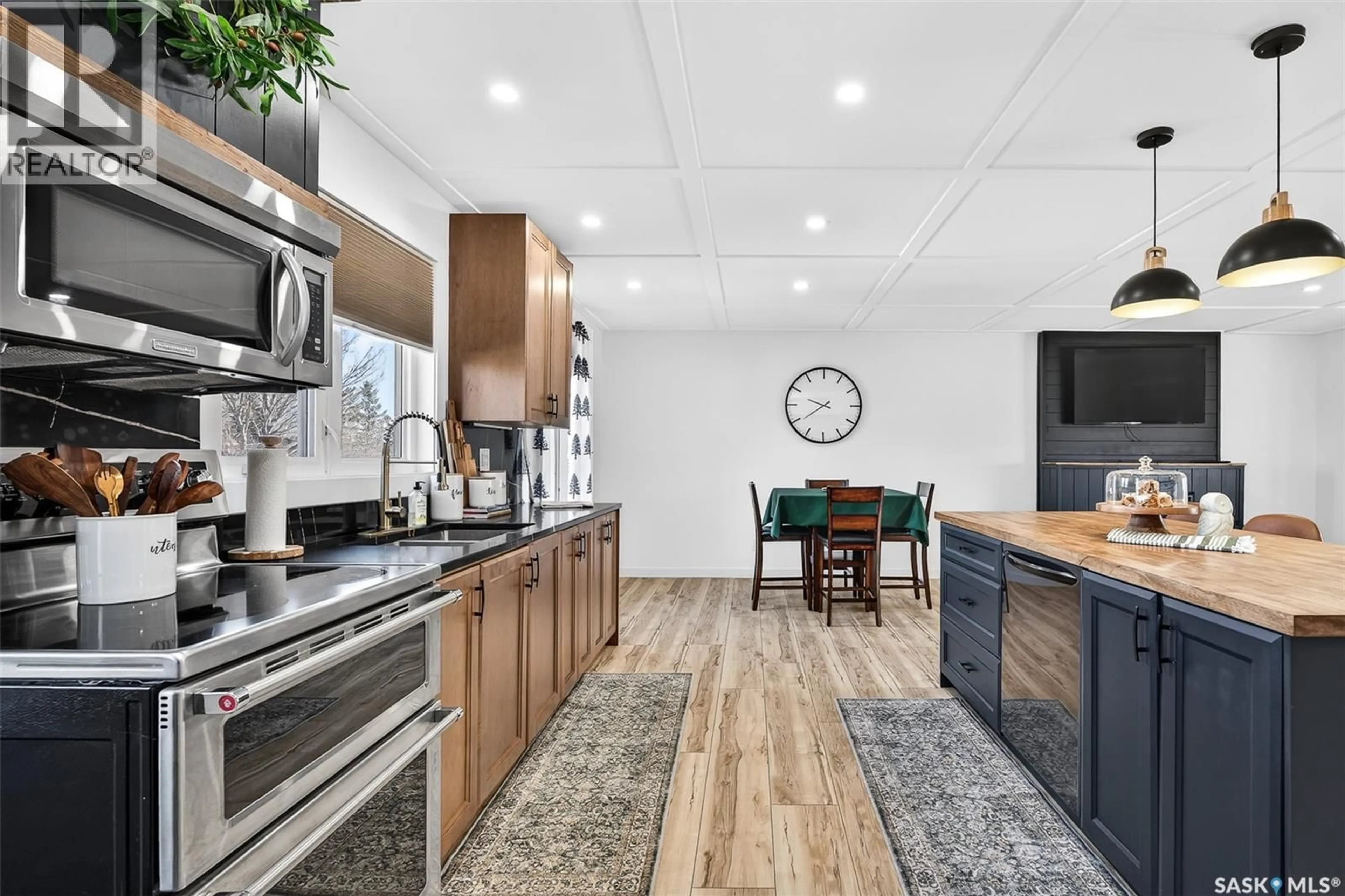 Open concept kitchen, ceramic/tile floor for 10 EDELWEISS CRESCENT, Moose Jaw Saskatchewan S6J1E5