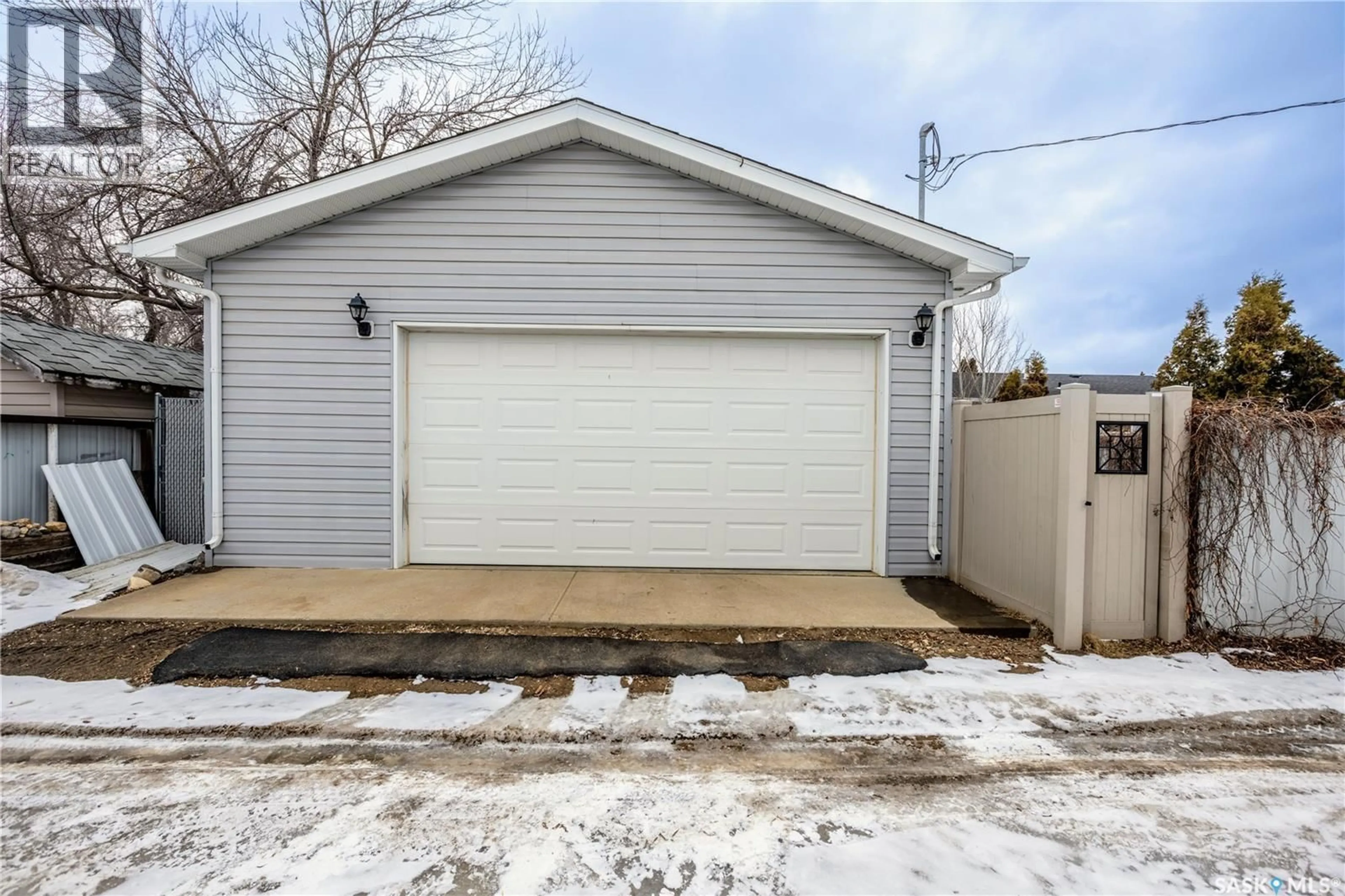Indoor garage for 1443 SMITH STREET, Moose Jaw Saskatchewan S6H6W6