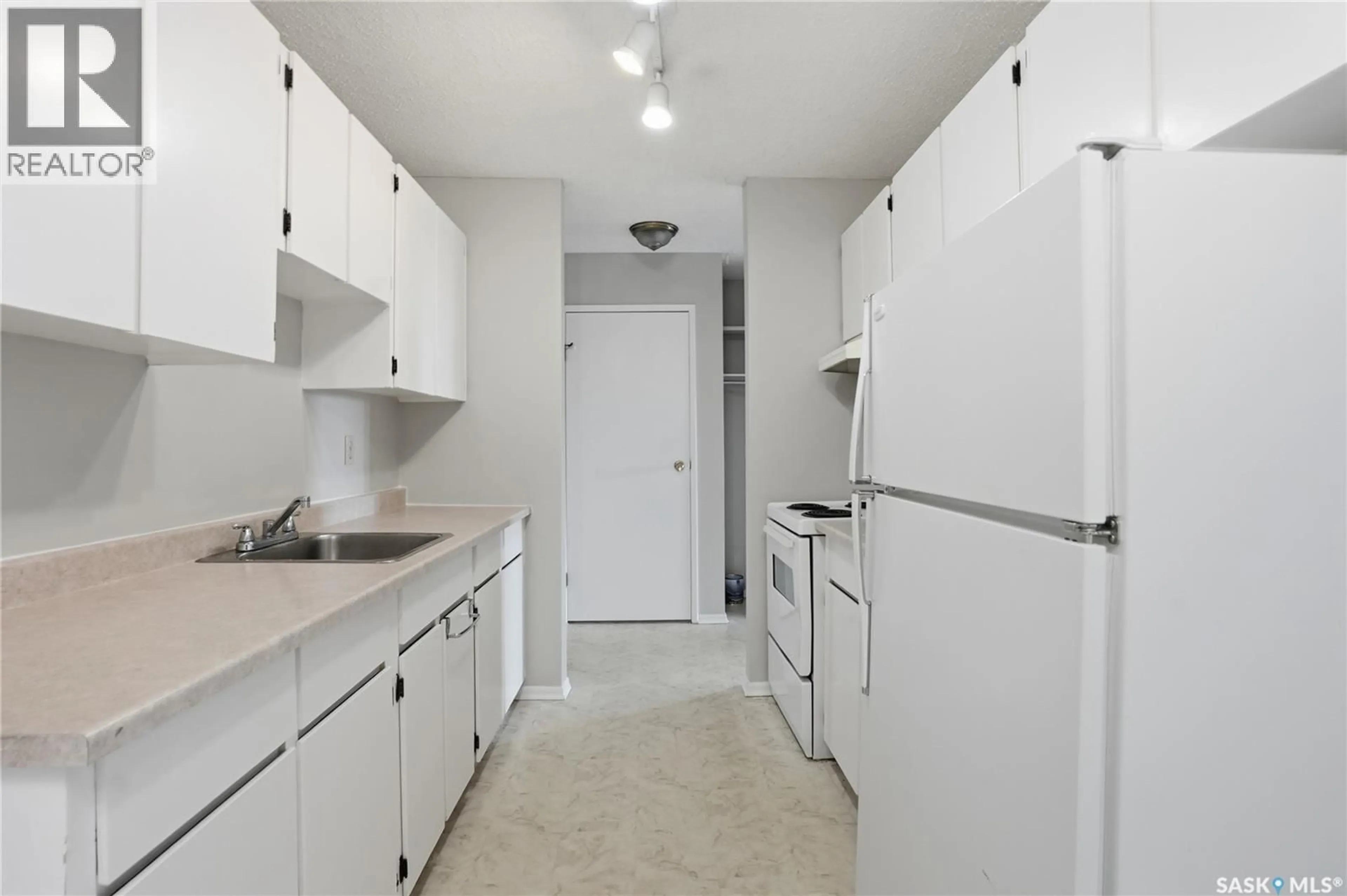 Standard kitchen, unknown for 34 4219 DEGEER STREET, Saskatoon Saskatchewan S7H4N6