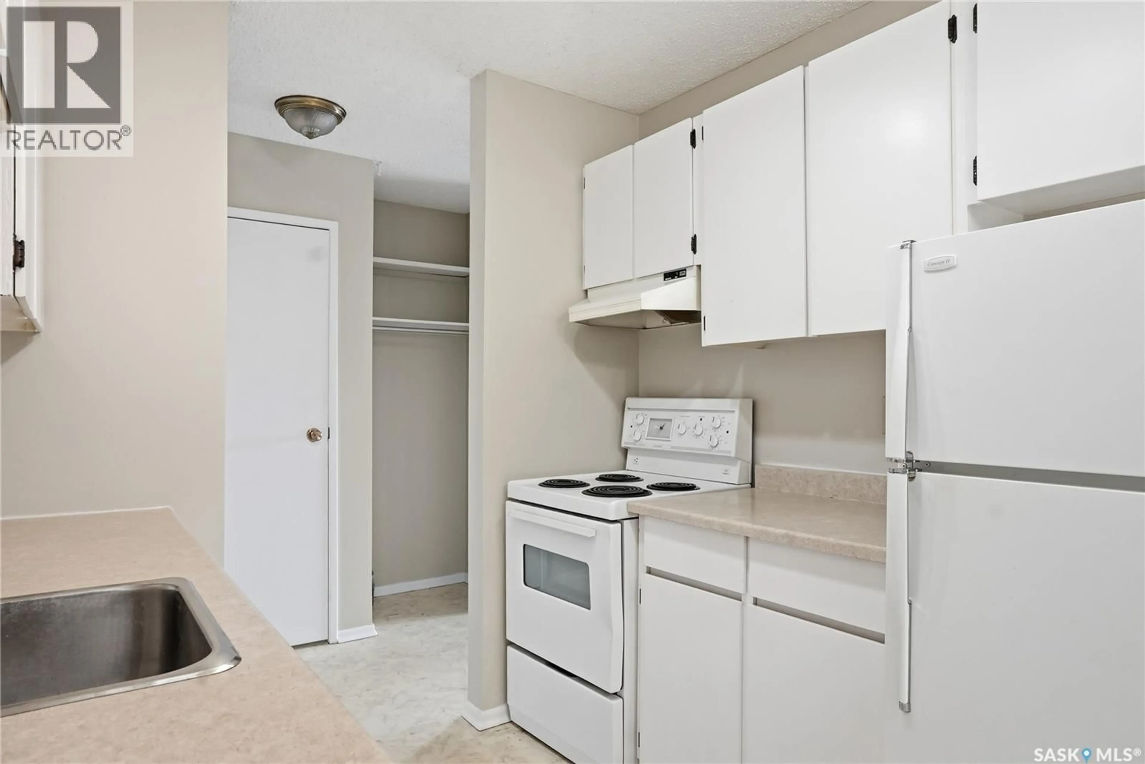 Standard kitchen, unknown for 34 4219 DEGEER STREET, Saskatoon Saskatchewan S7H4N6