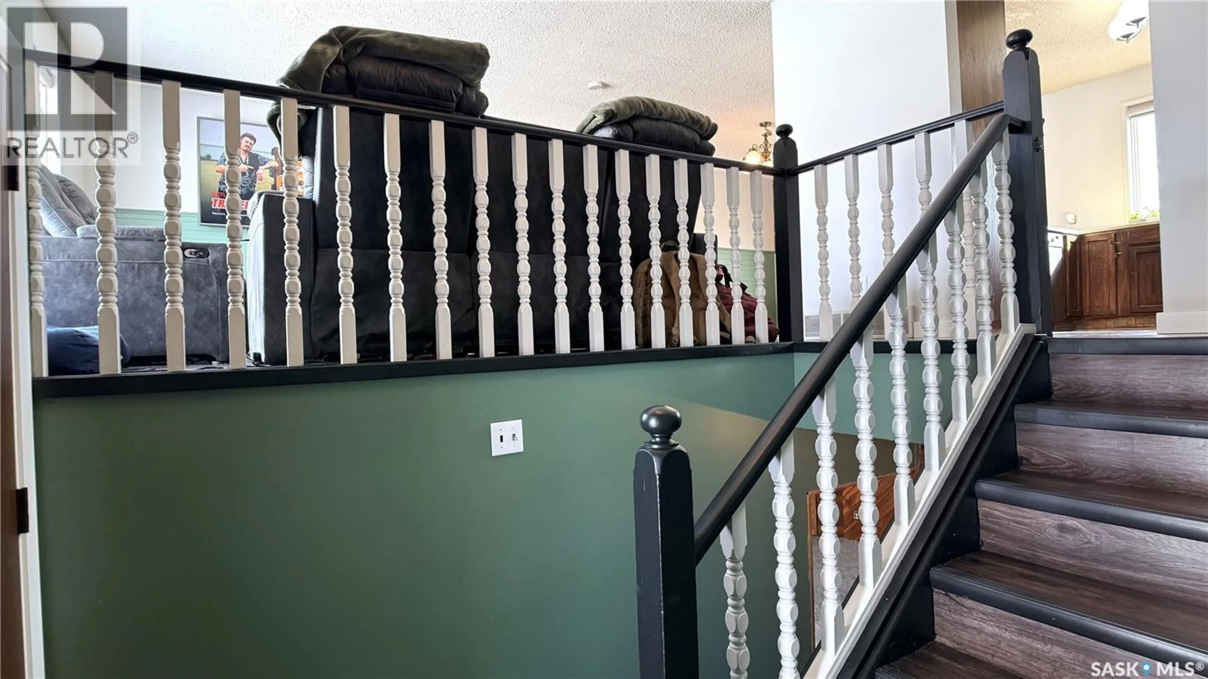 Indoor foyer for 422 SPRUCE DRIVE, Estevan Saskatchewan S4A2A8