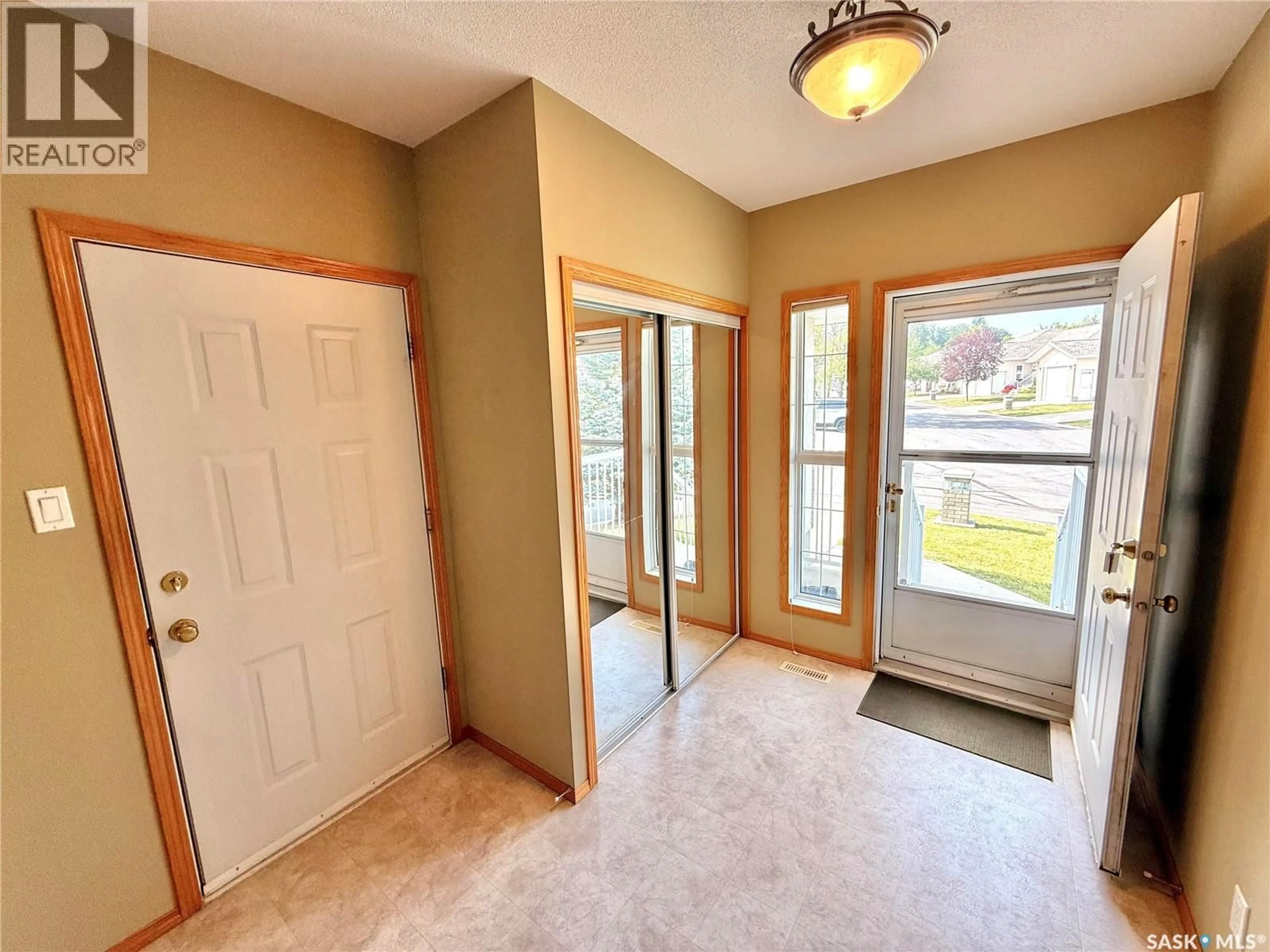 Indoor entryway for W - 417 165 ROBERT STREET, Swift Current Saskatchewan S9H5E7