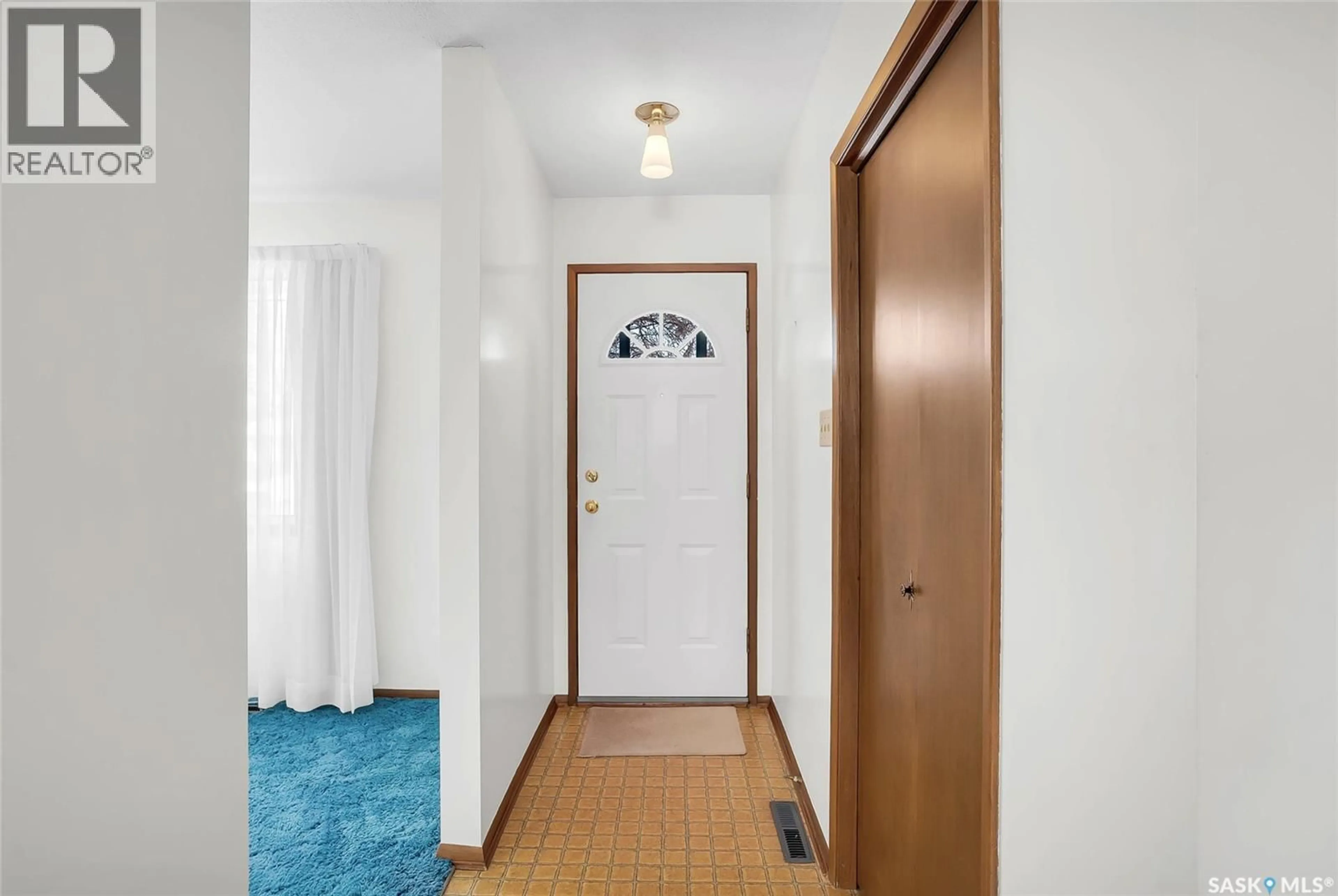 Indoor entryway for 90 BENCE CRESCENT, Saskatoon Saskatchewan S7L4J1