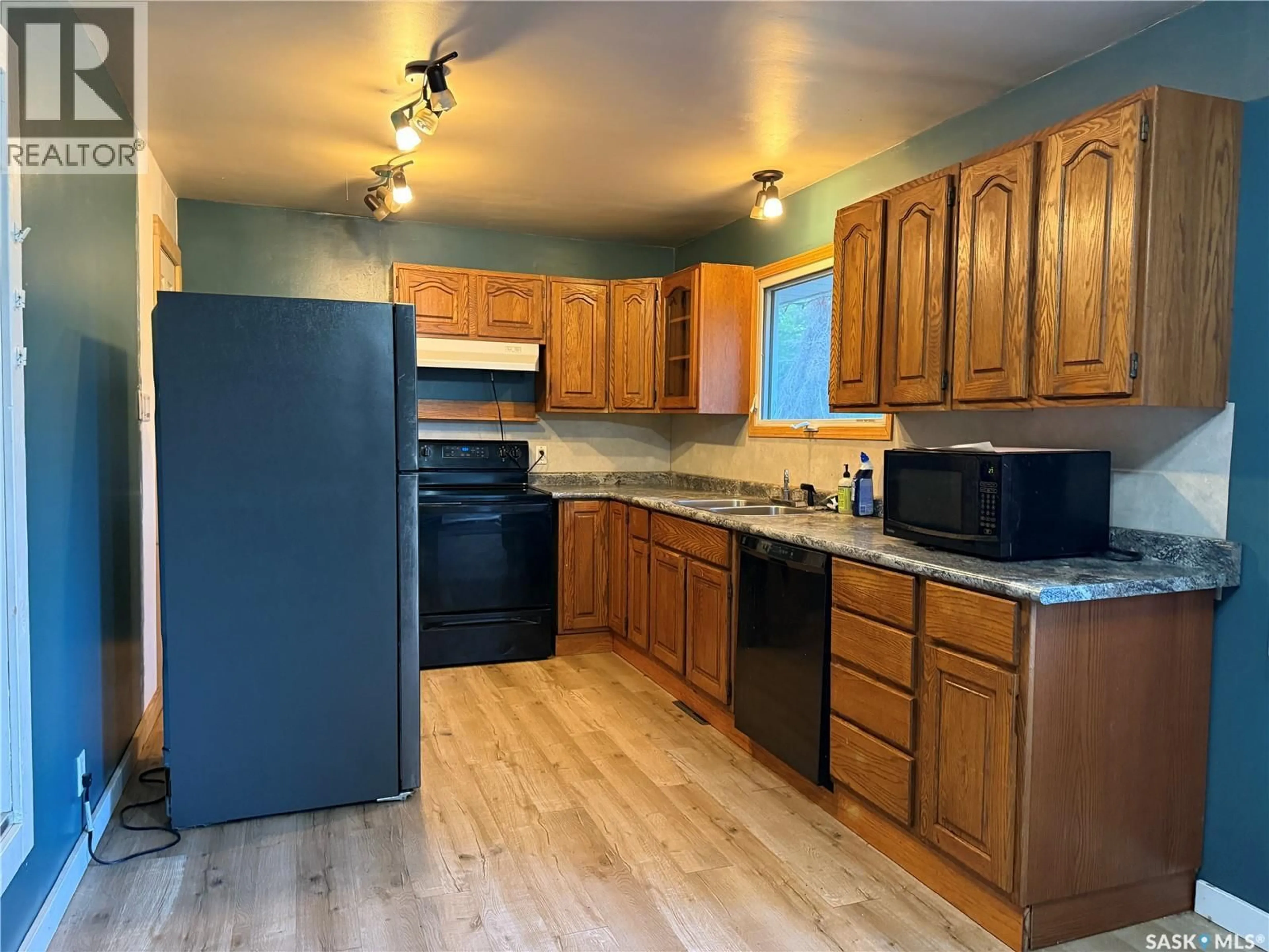 Standard kitchen, wood/laminate floor for 518 3RD AVENUE, Meadow Lake Saskatchewan S9X1B3