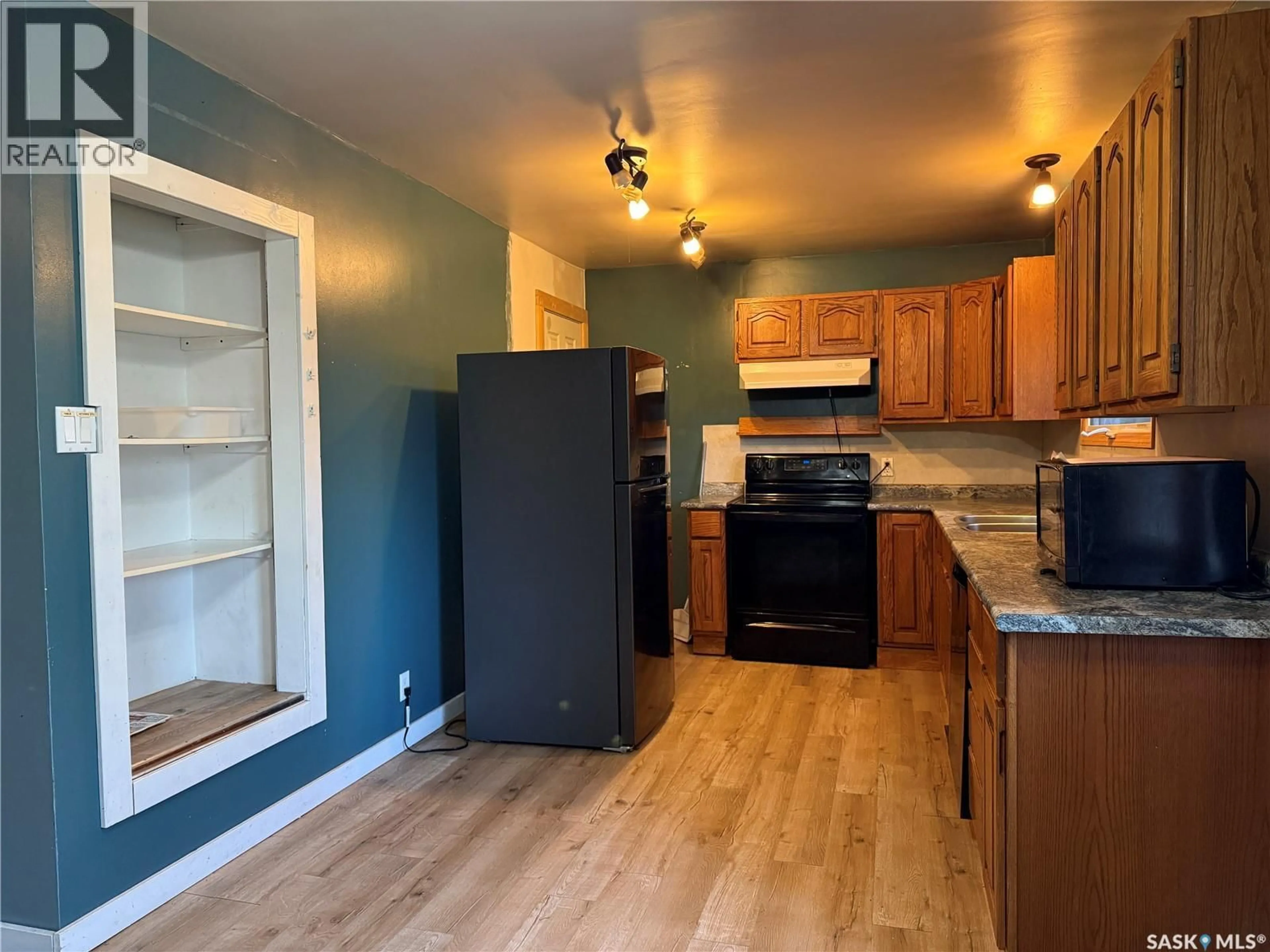 Standard kitchen, wood/laminate floor for 518 3RD AVENUE, Meadow Lake Saskatchewan S9X1B3