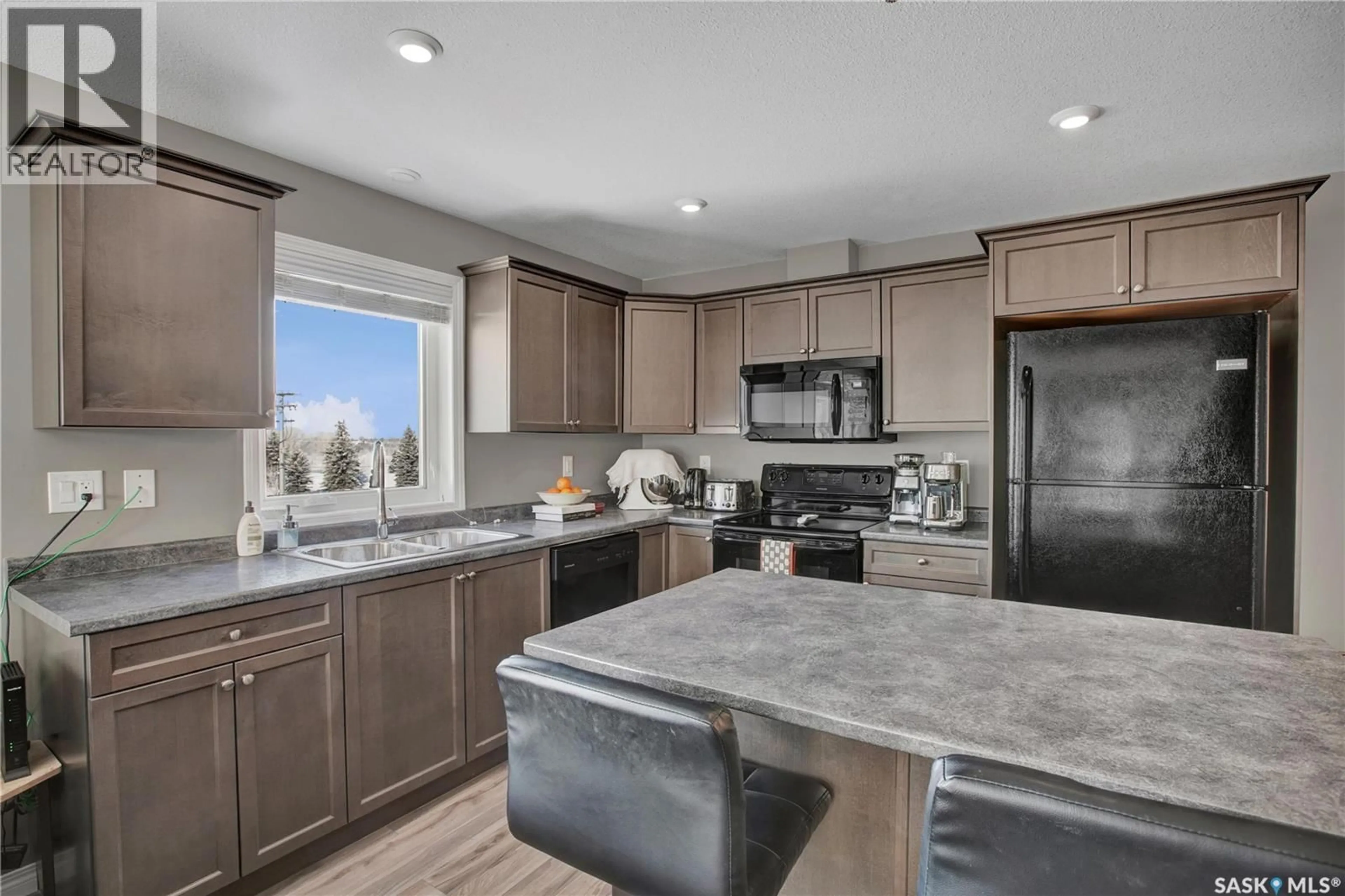 Open concept kitchen, ceramic/tile floor for 923 - 208 KRISTJANSON ROAD, Saskatoon Saskatchewan S7S0B1