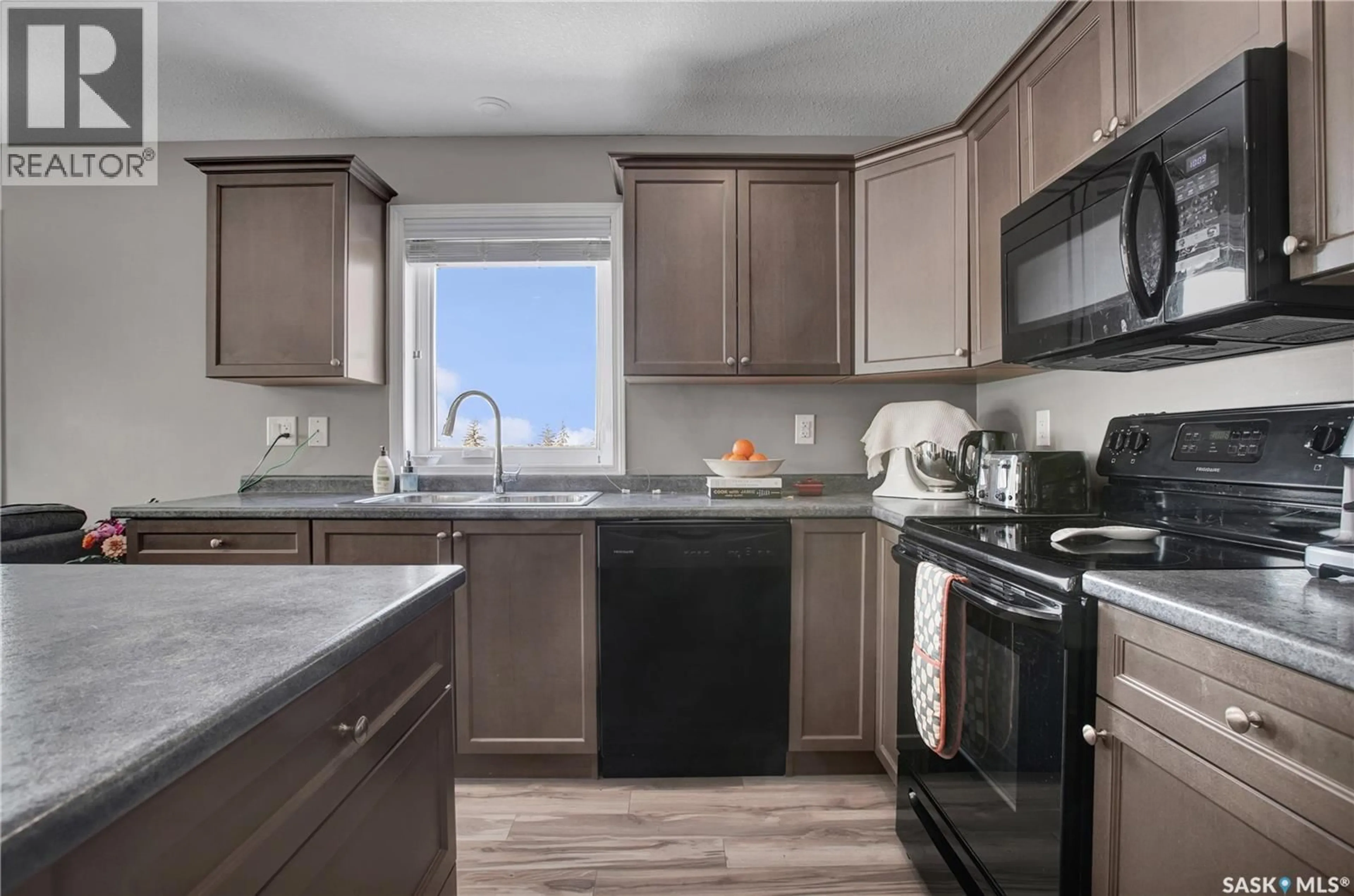 Standard kitchen, unknown for 923 - 208 KRISTJANSON ROAD, Saskatoon Saskatchewan S7S0B1