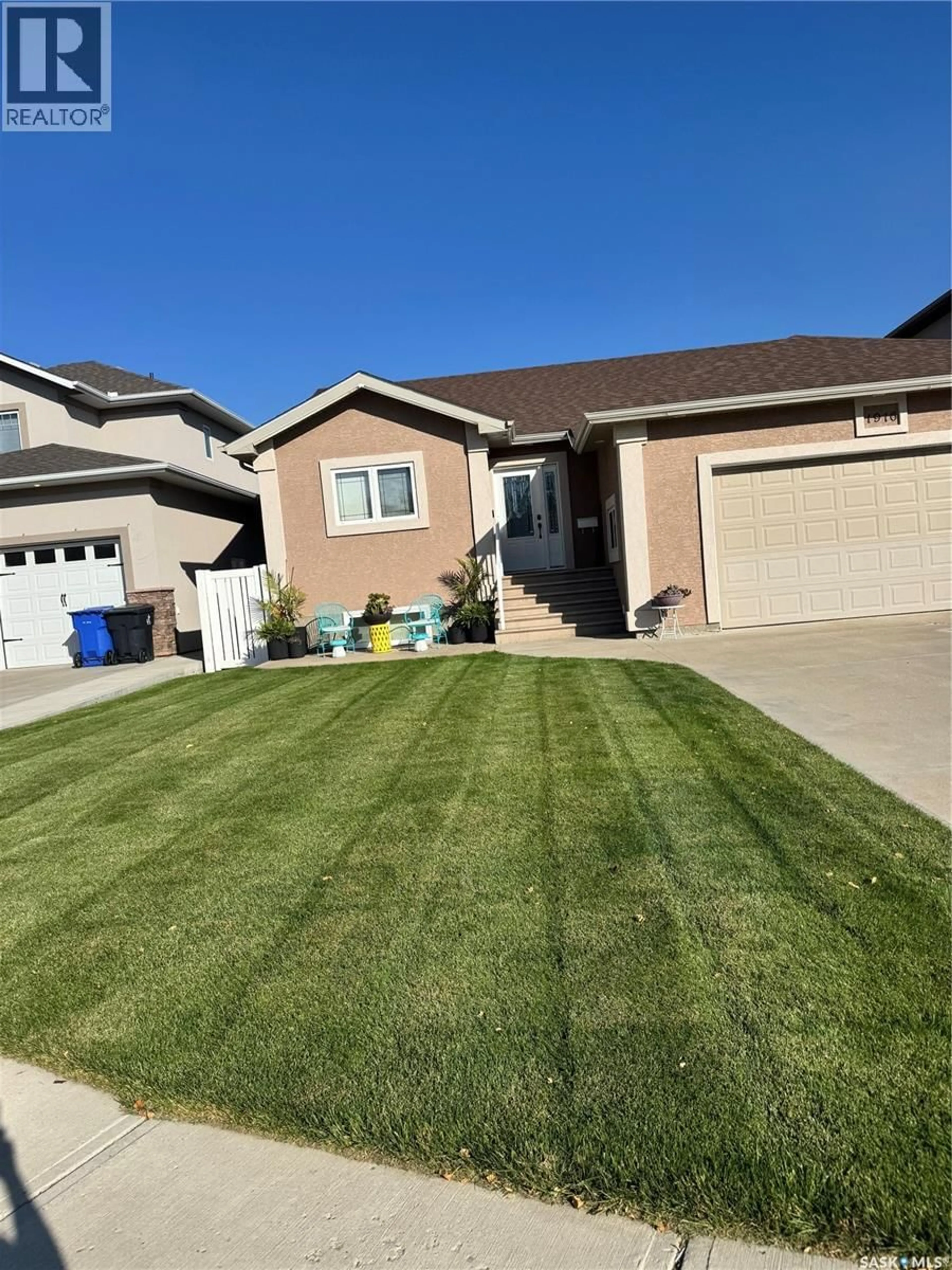 Home with vinyl exterior material, street for 1916 JESSE BAY, Estevan Saskatchewan S4A2W3