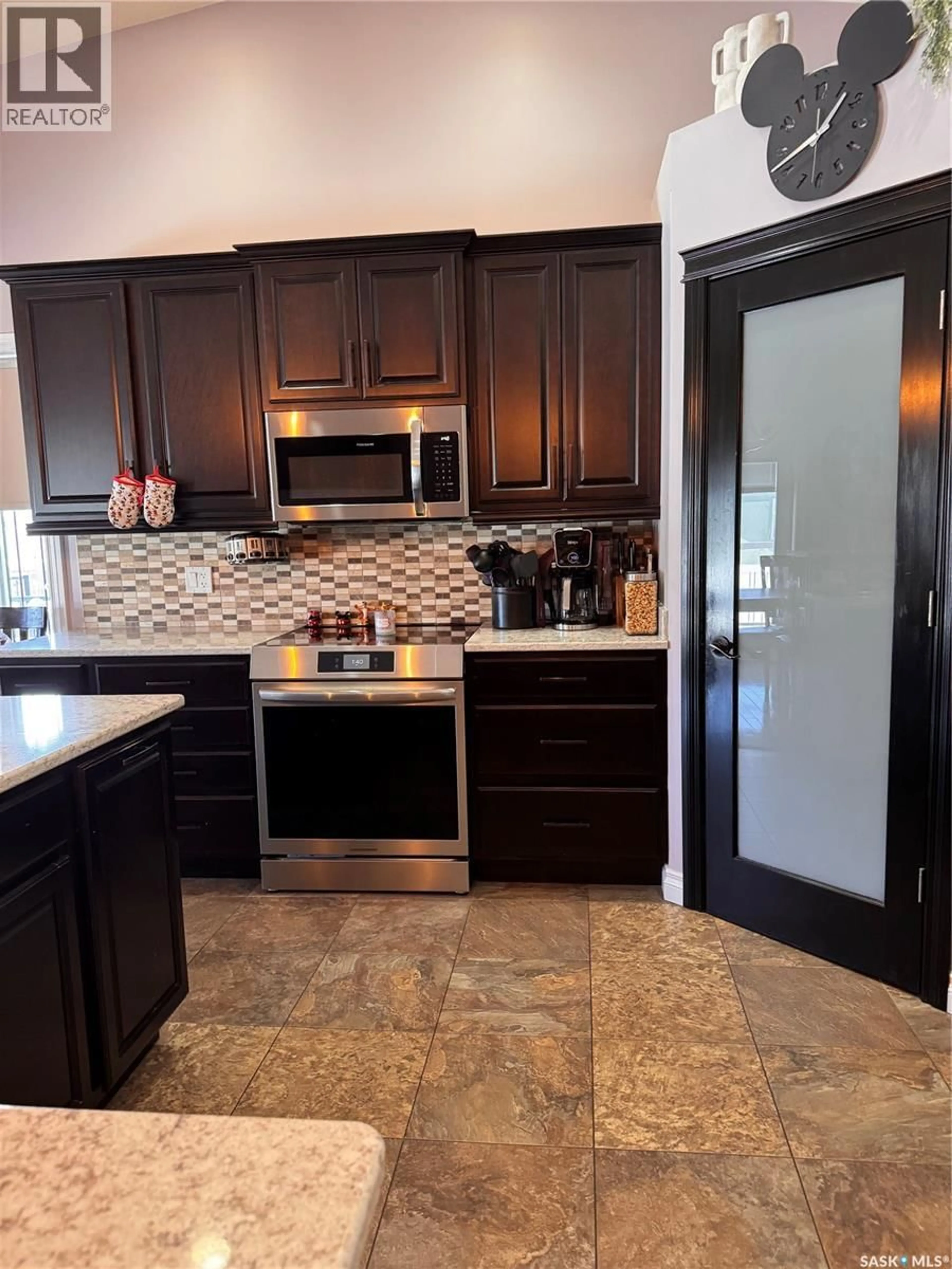 Contemporary kitchen, ceramic/tile floor for 1916 JESSE BAY, Estevan Saskatchewan S4A2W3