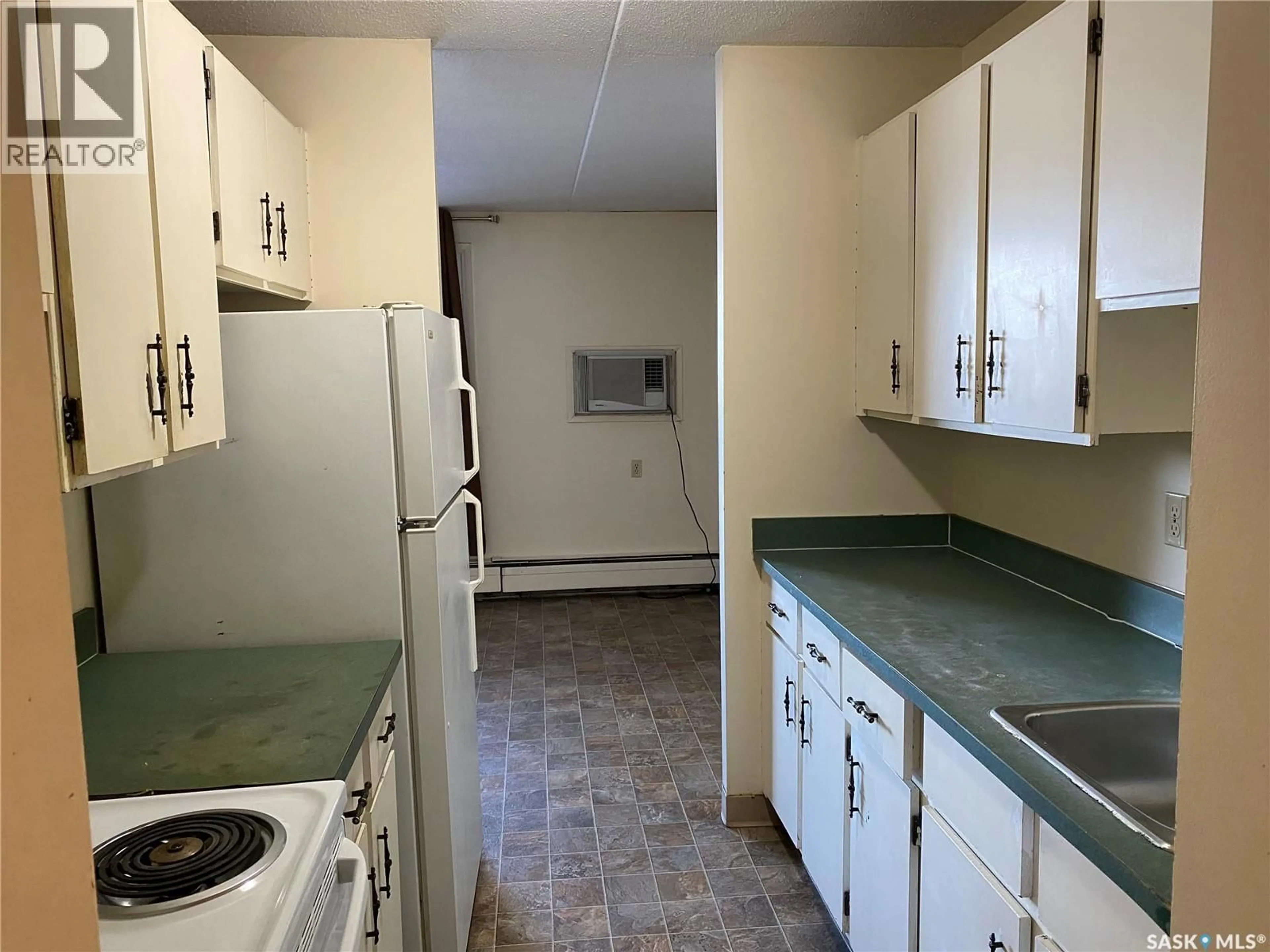 Standard kitchen, unknown for 12 51 CENTENNIAL STREET, Regina Saskatchewan S4S6P8