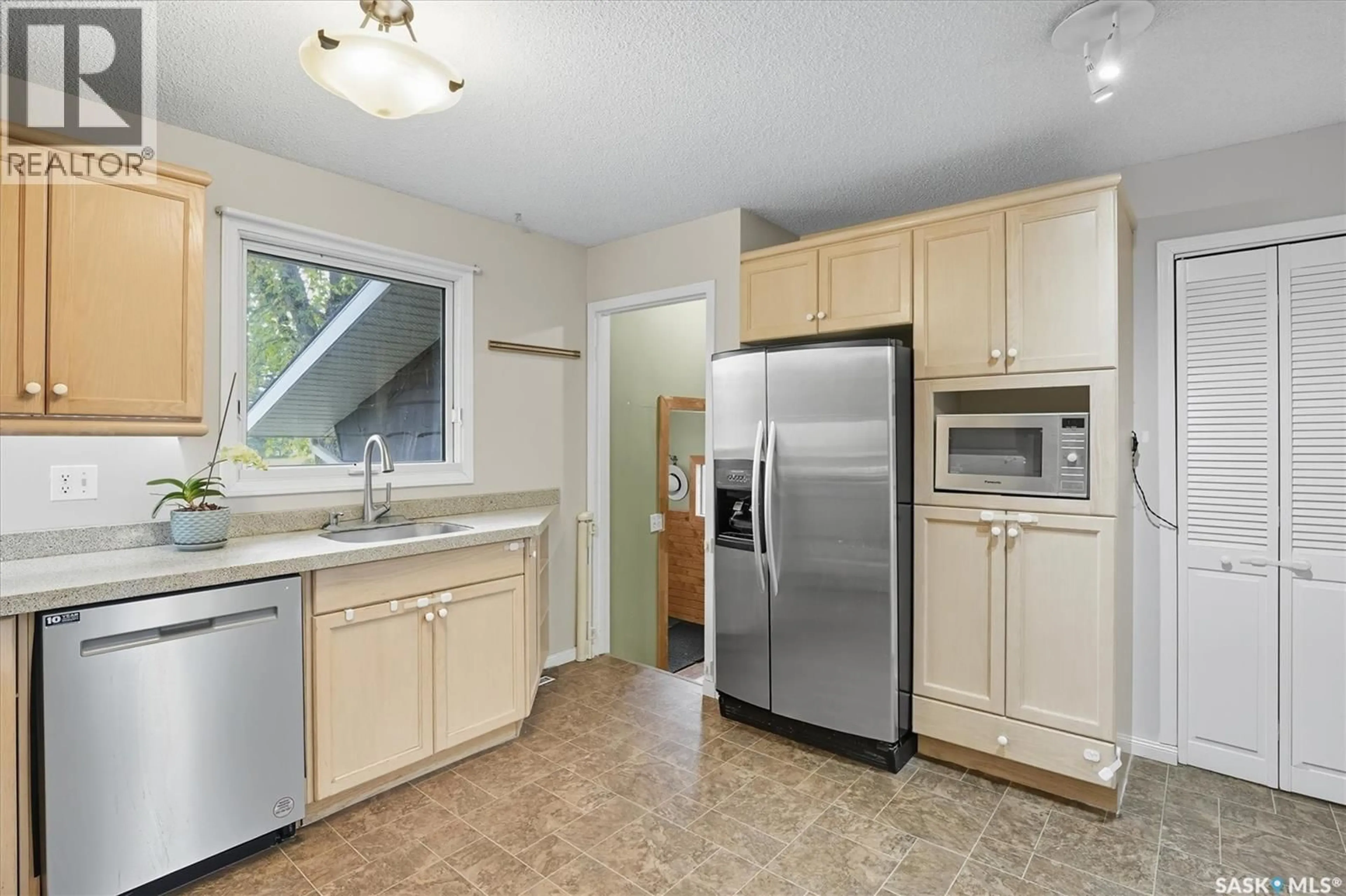 Standard kitchen, unknown for 203 SPUR WAY, Corman Park Rm No. 344 Saskatchewan S7K3J9