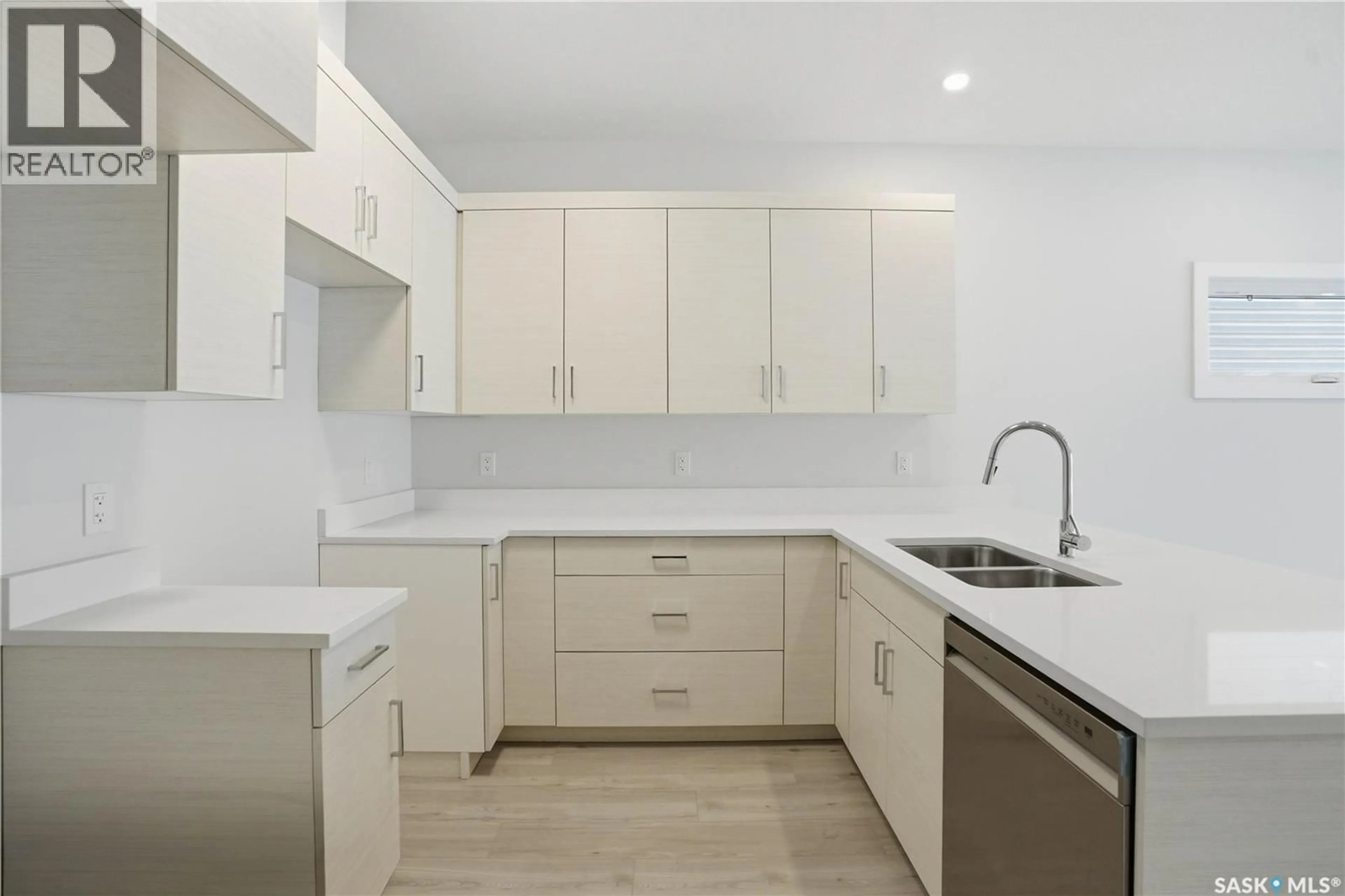 Standard kitchen, unknown for 527 SHARMA CRESCENT, Saskatoon Saskatchewan S7W1K5