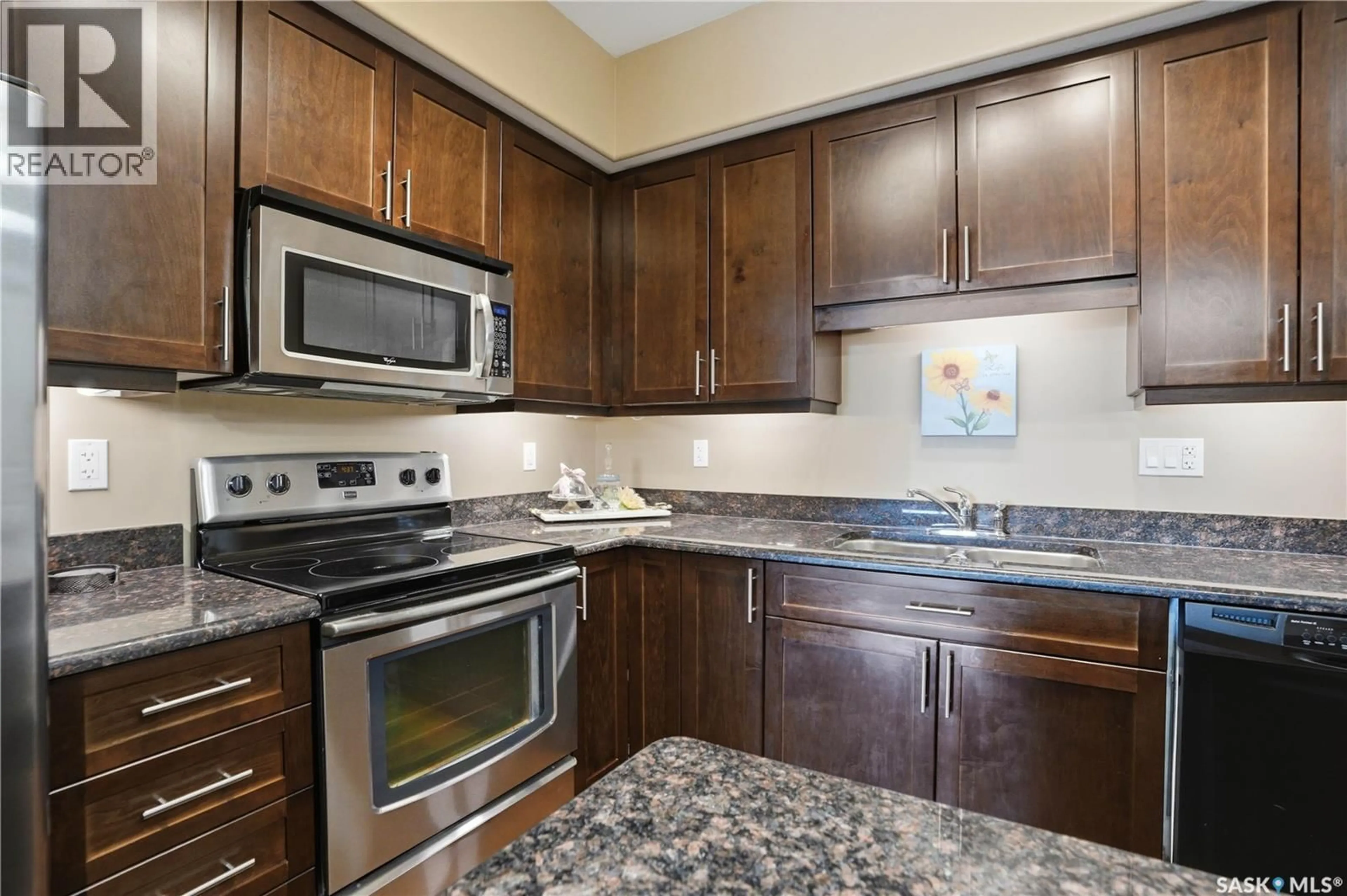 Standard kitchen, unknown for 311 227 PINEHOUSE DRIVE, Saskatoon Saskatchewan S7K4W9