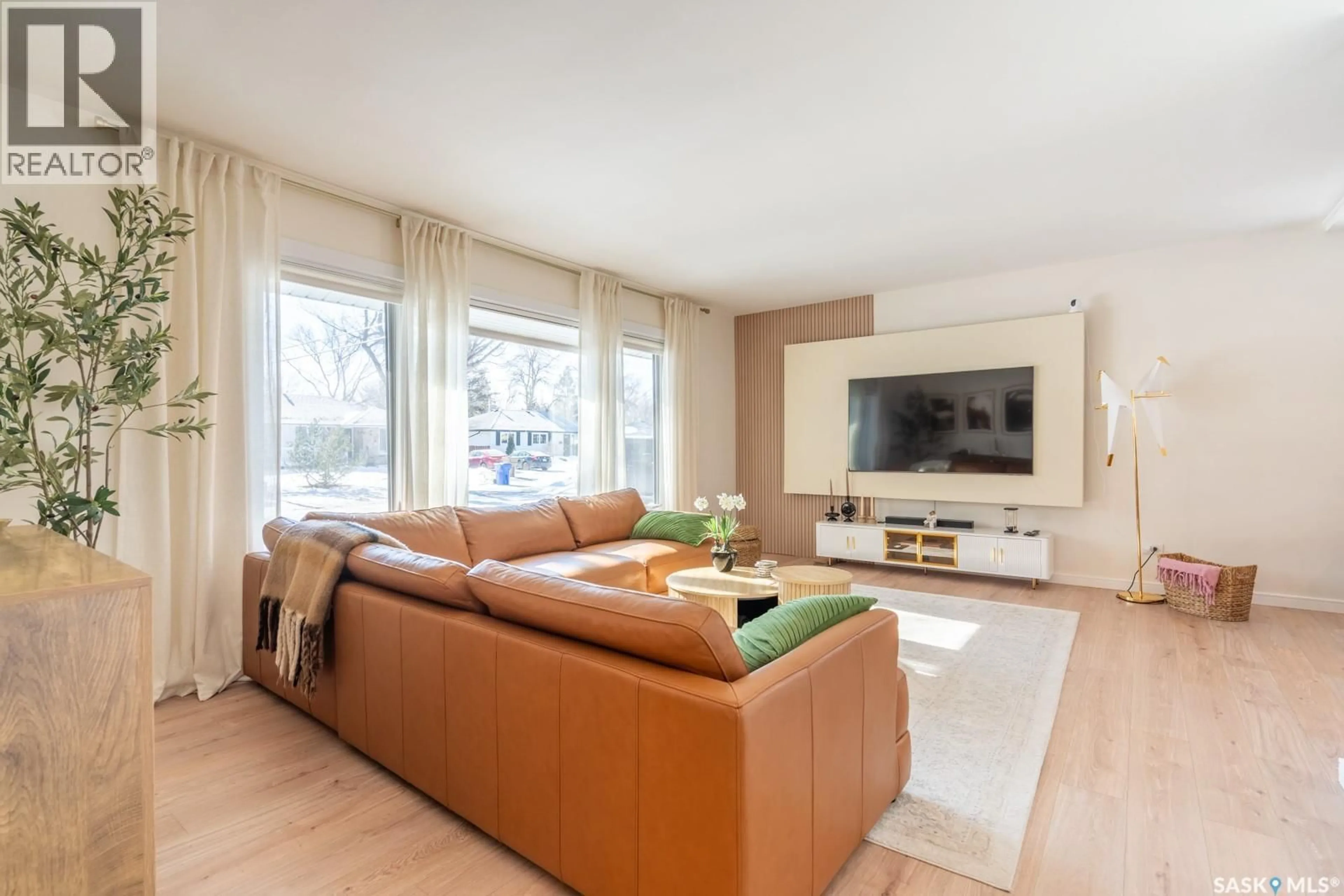 Living room with furniture, wood/laminate floor for 72 DOLPHIN BAY, Regina Saskatchewan S4S4Z8