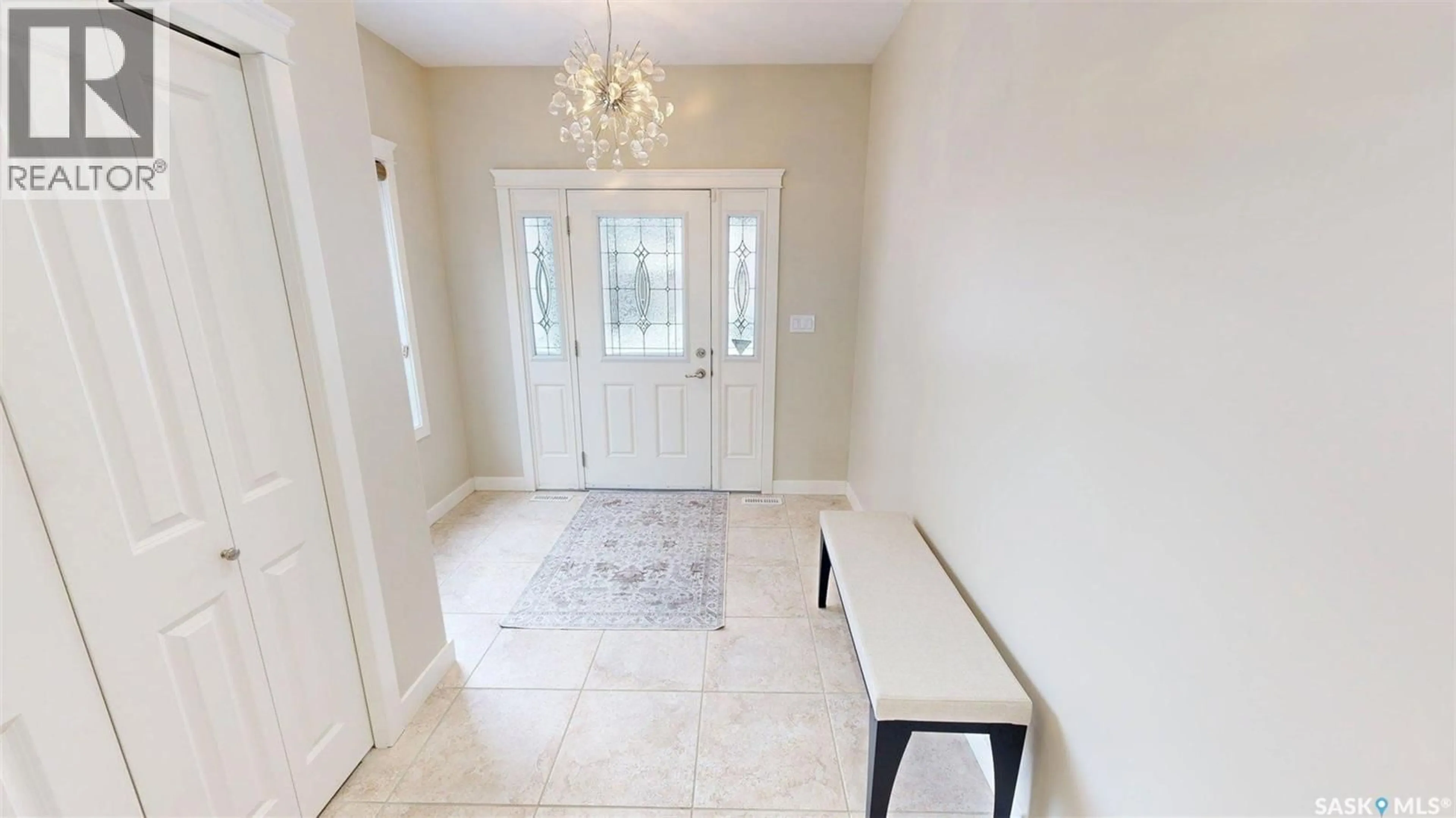 Indoor entryway for 221 BROOKVIEW DRIVE, Regina Saskatchewan S4Y0B2