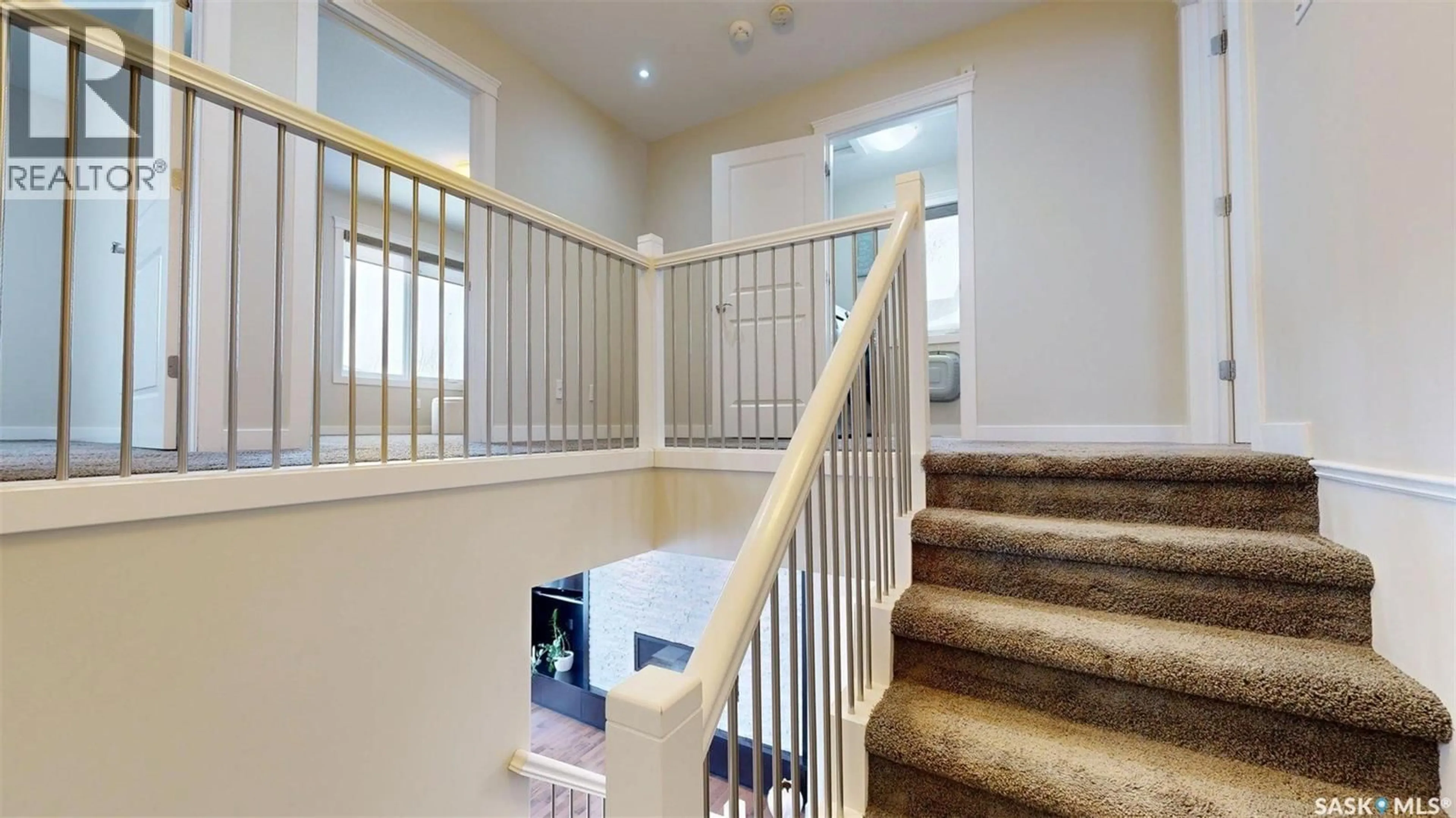 Indoor foyer for 221 BROOKVIEW DRIVE, Regina Saskatchewan S4Y0B2