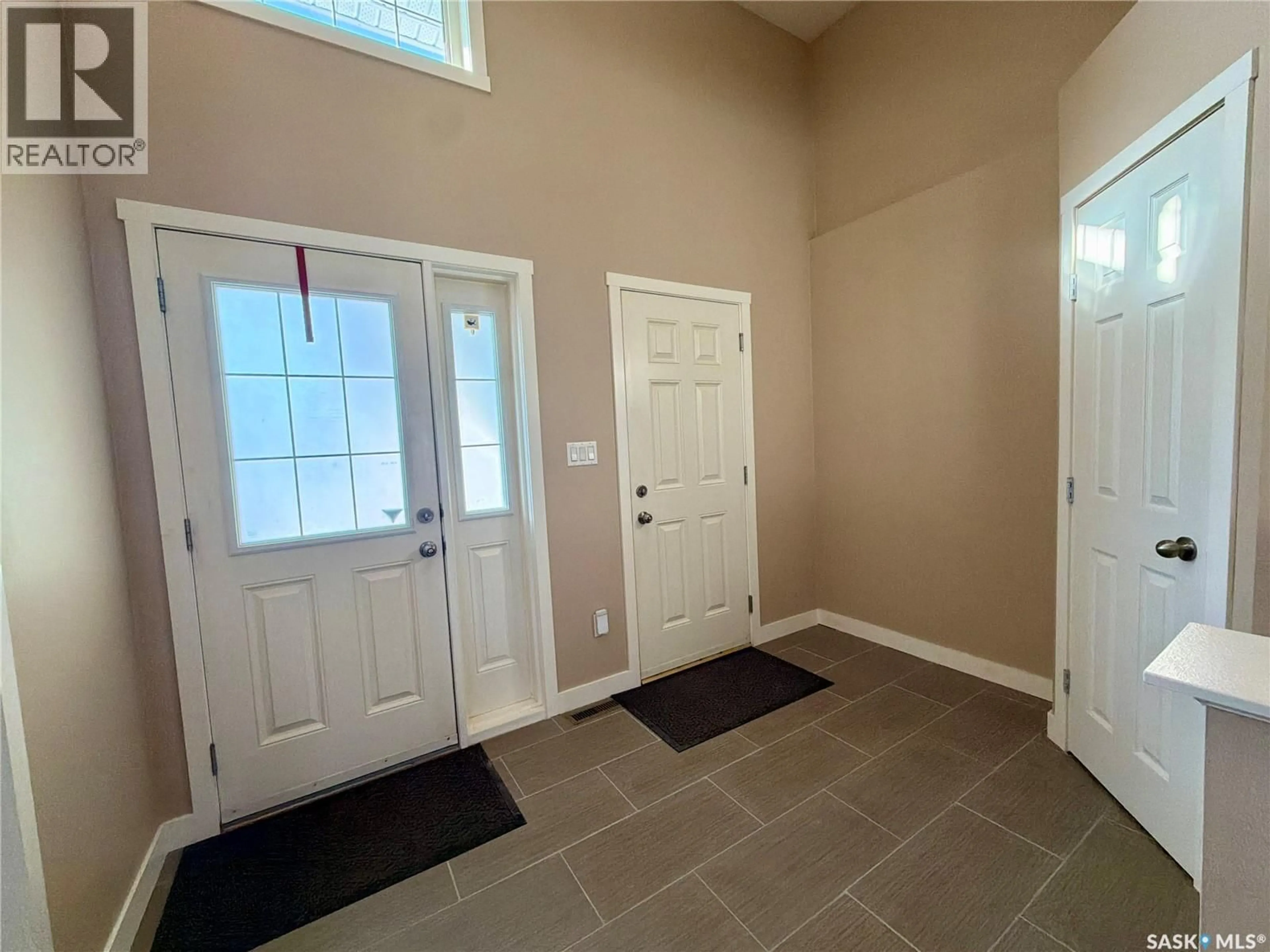 Indoor entryway for 7856 SAGEBRUSH CRESCENT, Regina Saskatchewan S4Y0A5