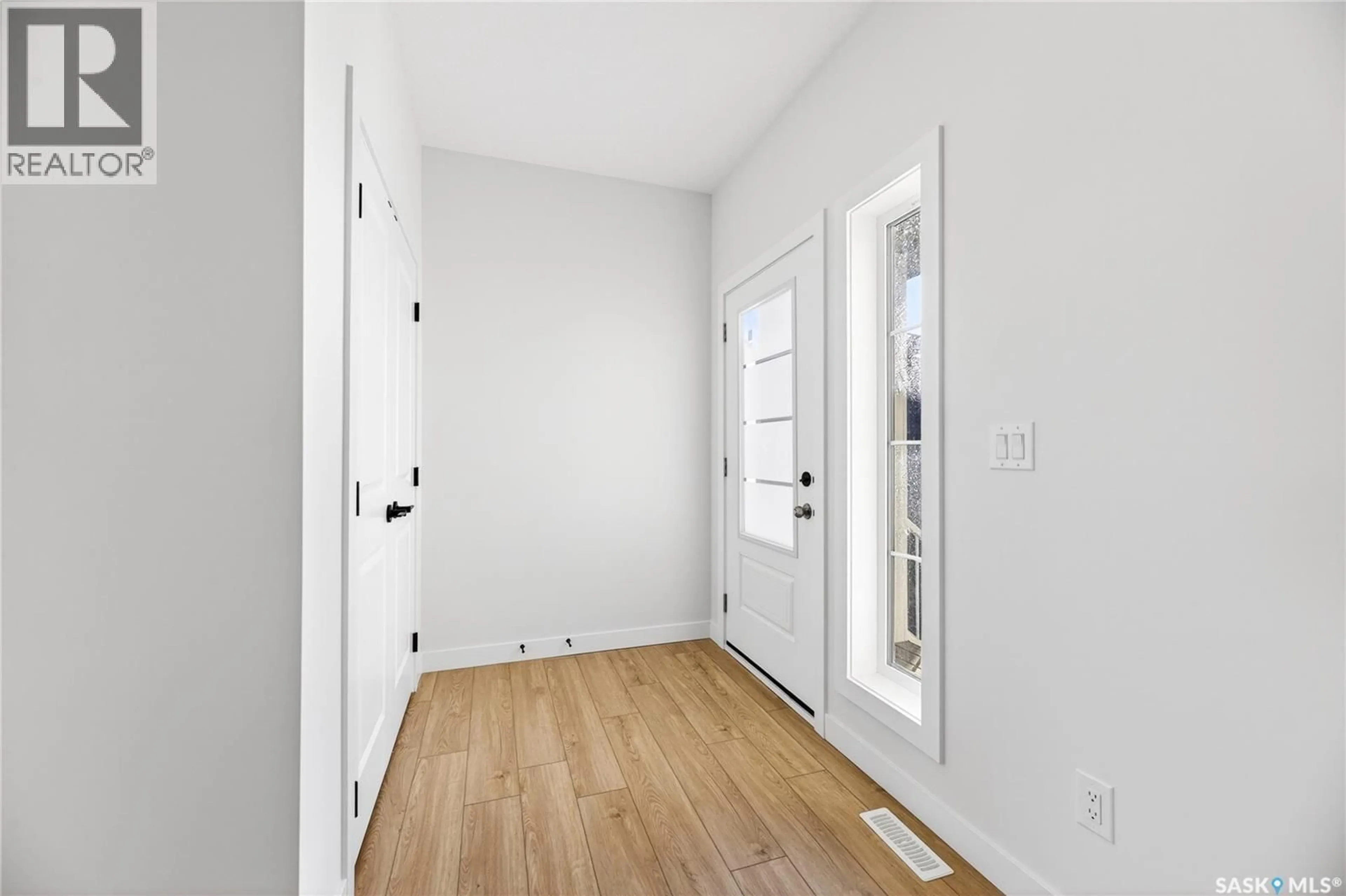 Indoor entryway for 283 NAZARALI WAY, Saskatoon Saskatchewan S7V1X6