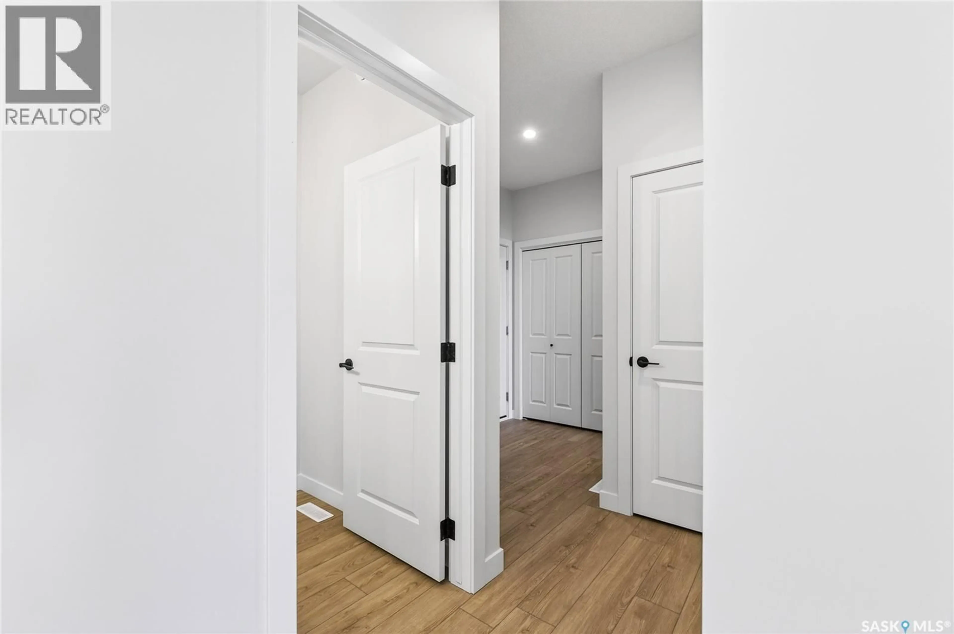 Indoor entryway for 283 NAZARALI WAY, Saskatoon Saskatchewan S7V1X6