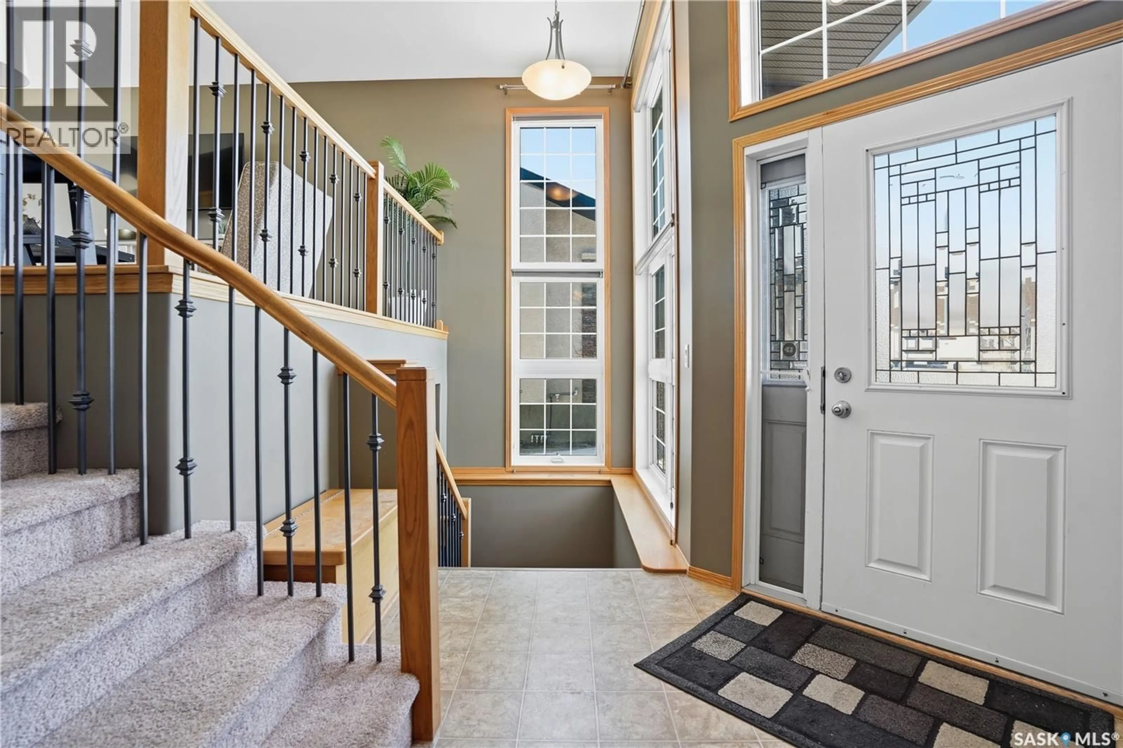 Indoor entryway for 2751 SUNNINGHILL CRESCENT, Regina Saskatchewan S4V0N5