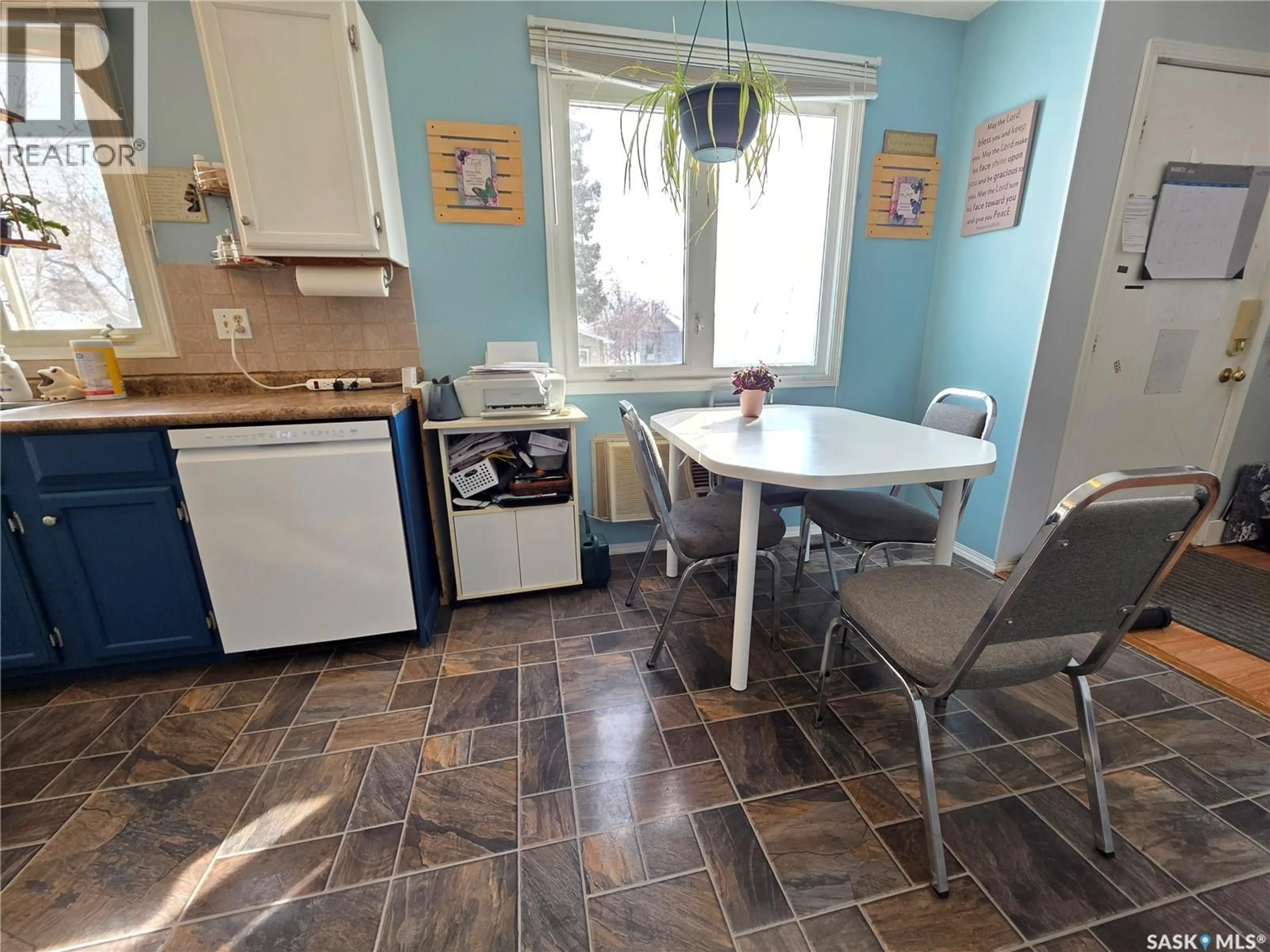 Standard kitchen, unknown for 520 DENNIS STREET, Herbert Saskatchewan S0H2A0