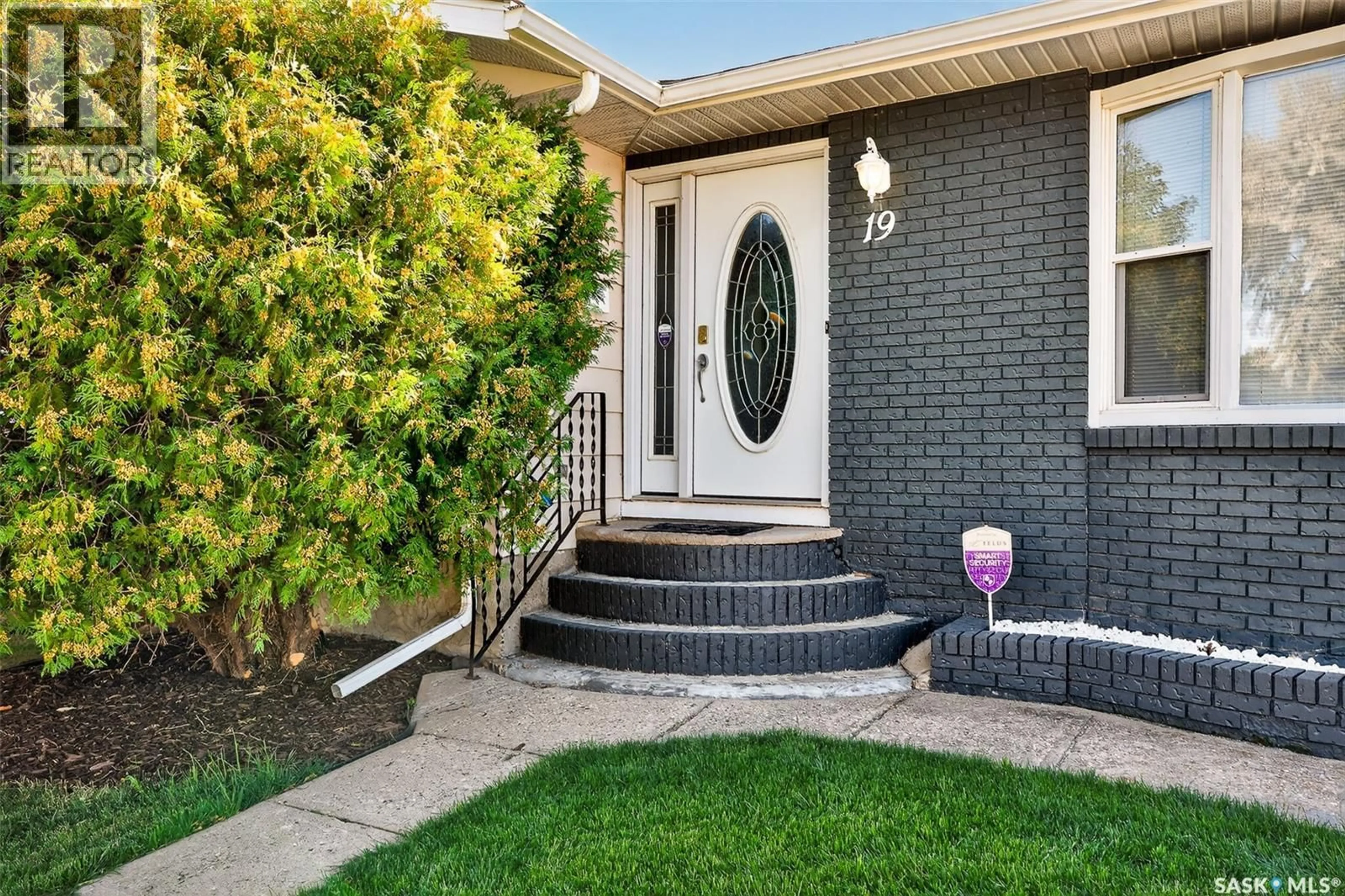 Home with vinyl exterior material, street for 19 BUTTERCUP CRESCENT, Moose Jaw Saskatchewan S6J1A3