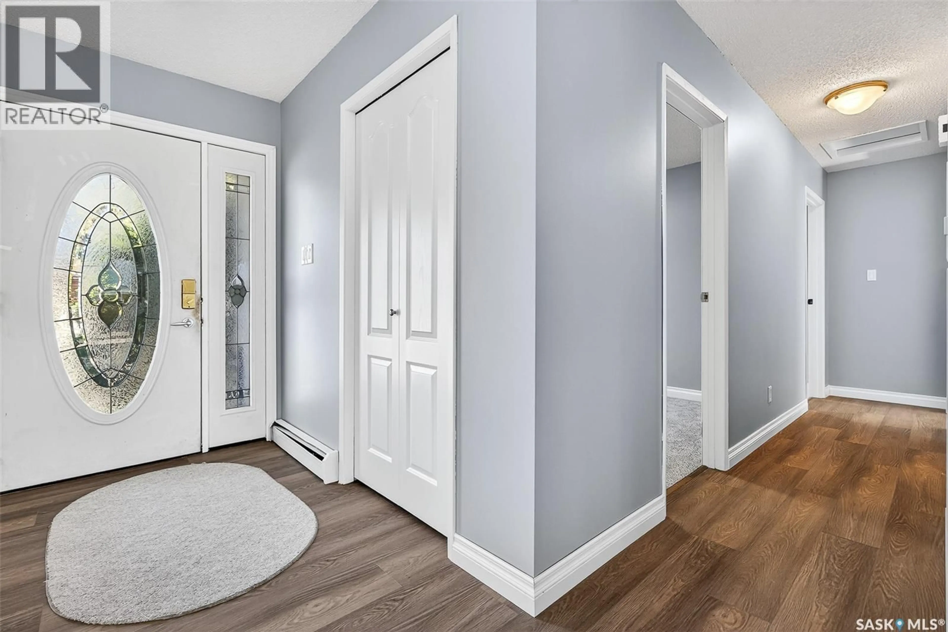 Indoor entryway for 19 BUTTERCUP CRESCENT, Moose Jaw Saskatchewan S6J1A3