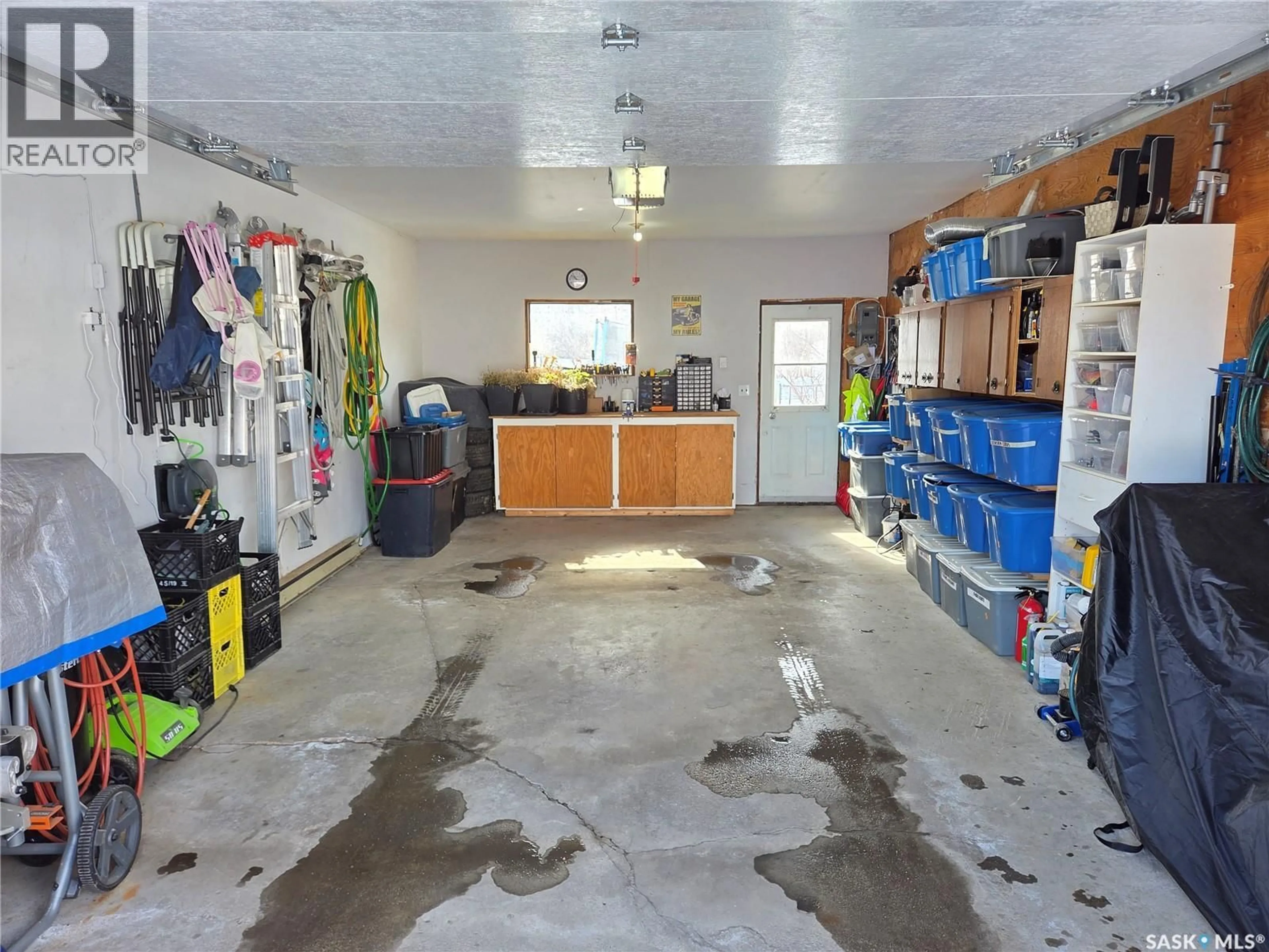 Indoor garage for 519 CARLYLE AVENUE, Carlyle Saskatchewan S0C0R0
