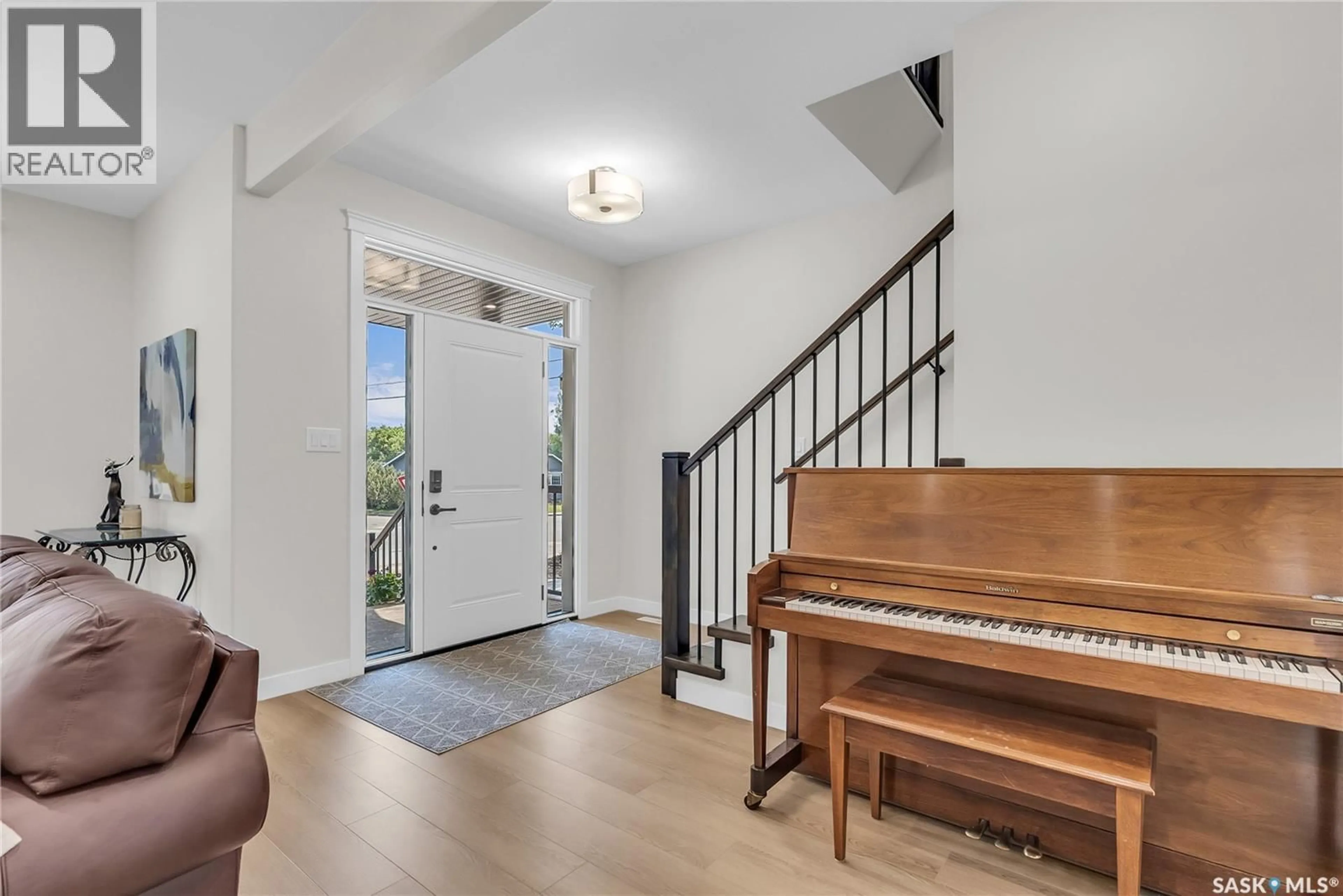 Indoor entryway for 1601b 9TH AVENUE, Saskatoon Saskatchewan S7K2Z9